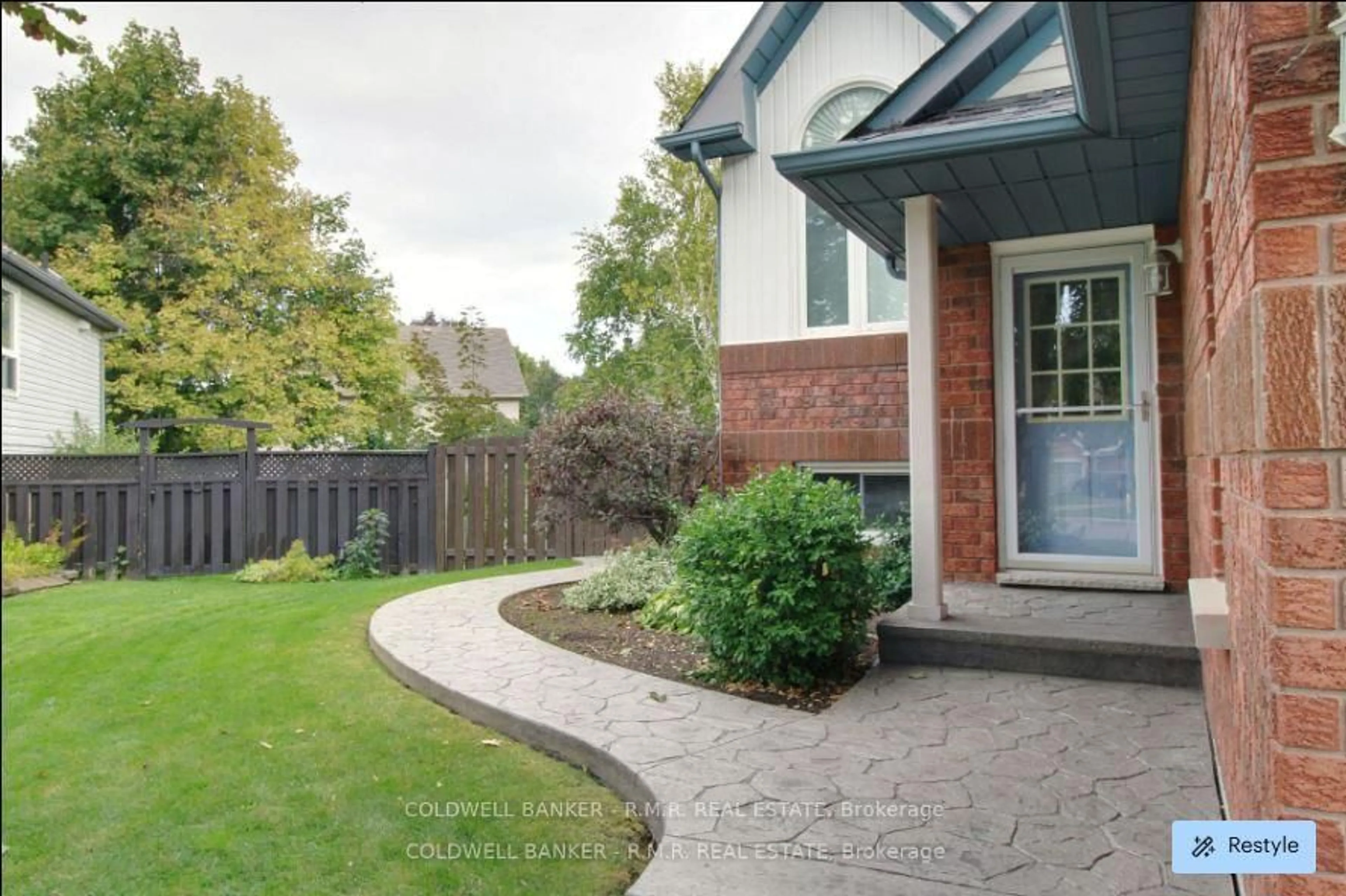 Patio, street for 1590 Edenwood Crt, Oshawa Ontario L1G 7Y6