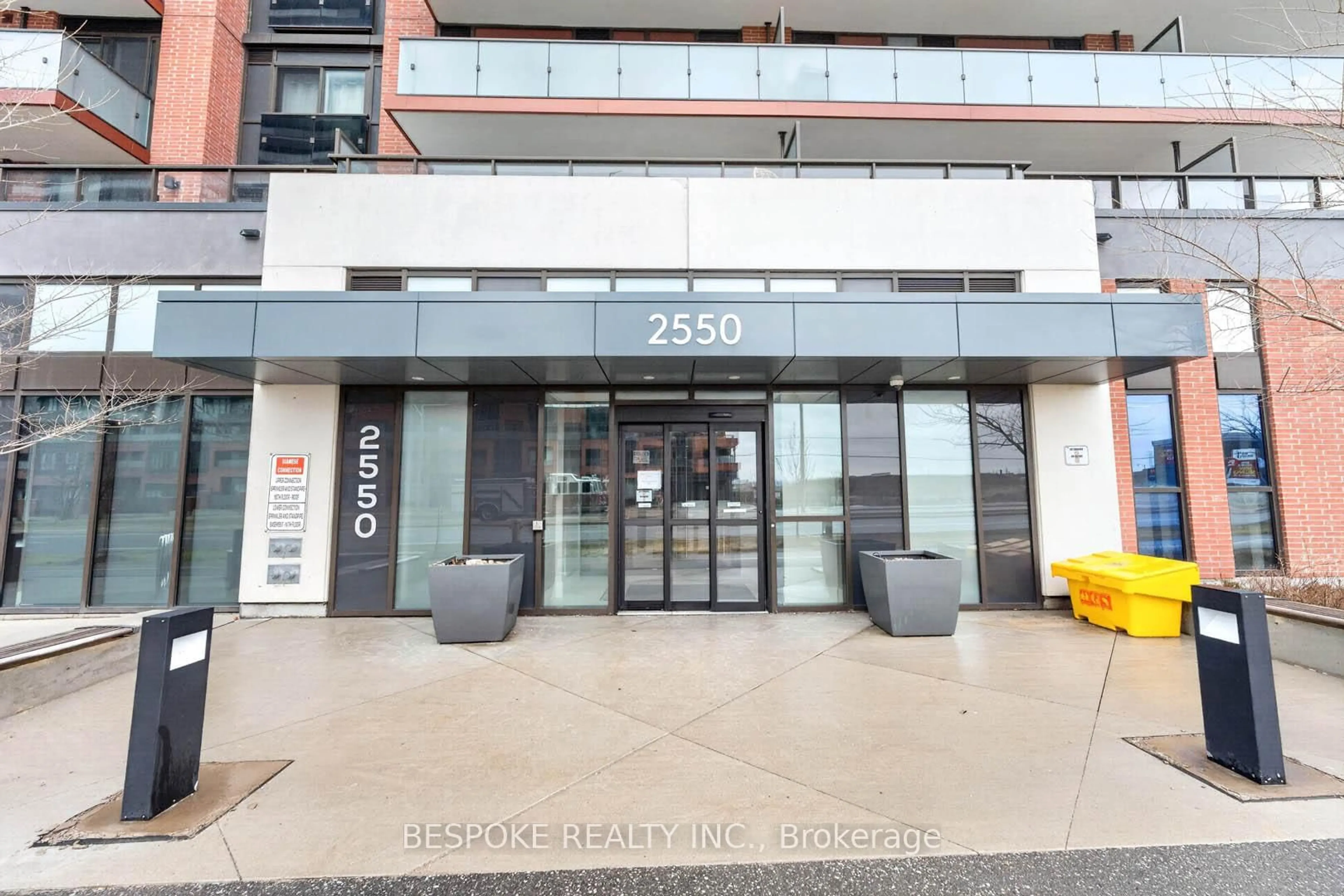 Indoor foyer for 2550 Simcoe St #612, Oshawa Ontario L1L 0R5