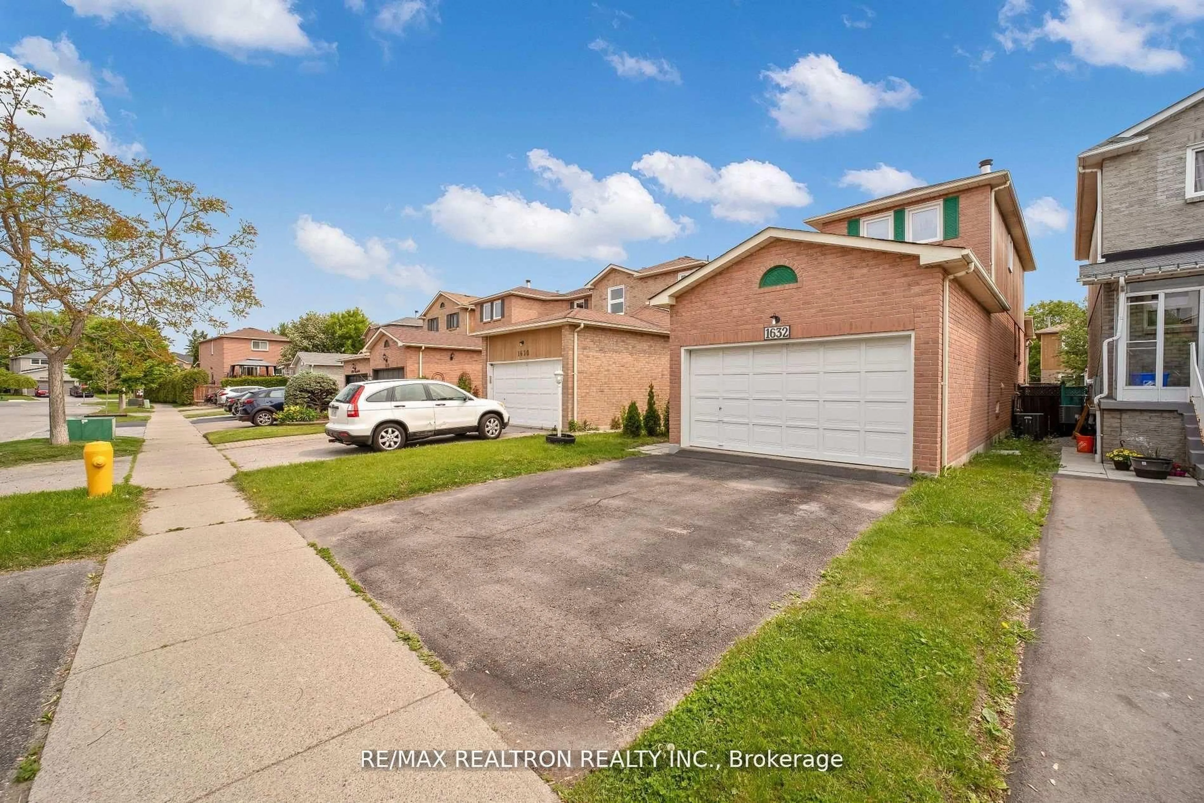A pic from outside/outdoor area/front of a property/back of a property/a pic from drone, street for 1632 Fairfield Cres, Pickering Ontario L1V 6H1