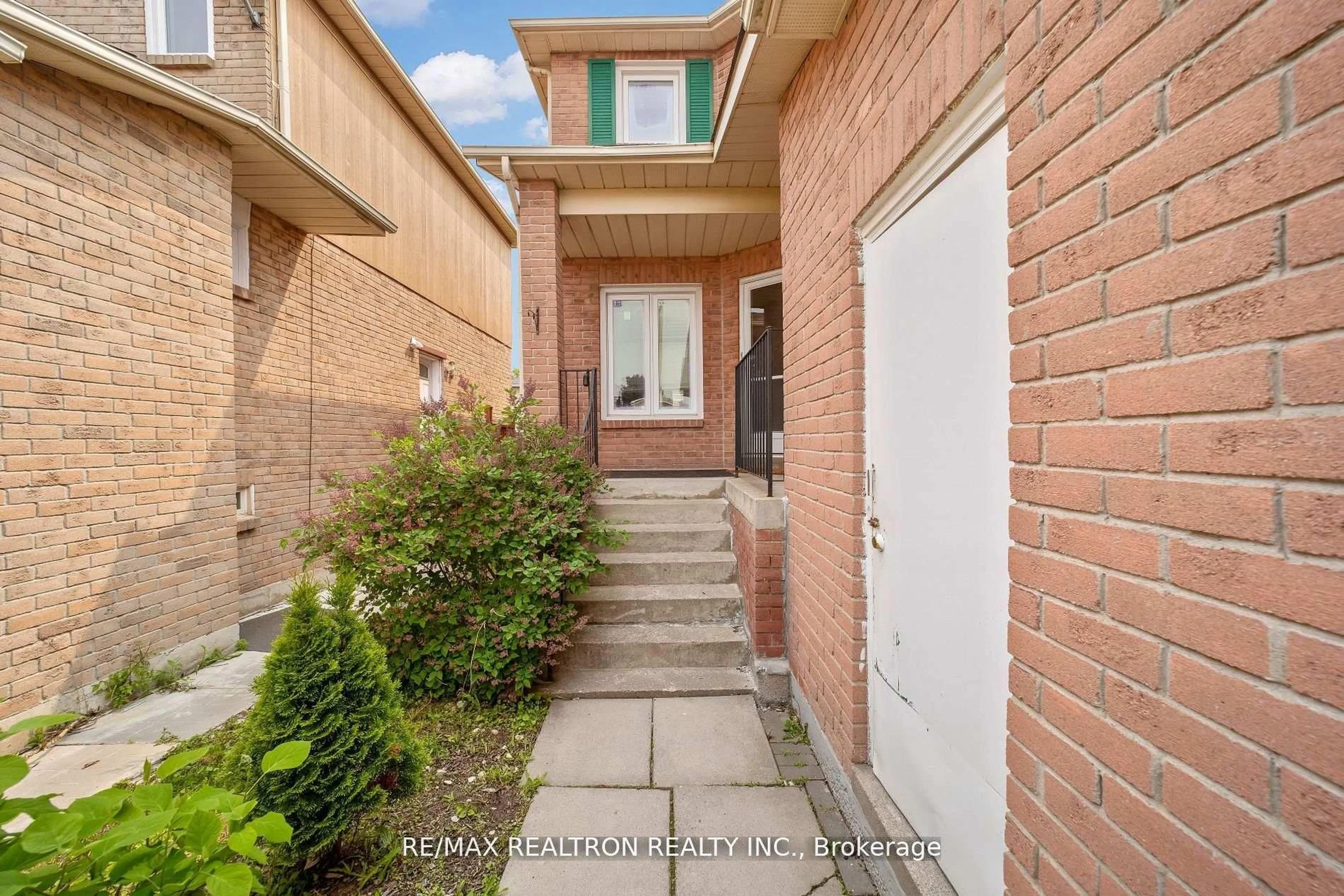 Home with brick exterior material, street for 1632 Fairfield Cres, Pickering Ontario L1V 6H1