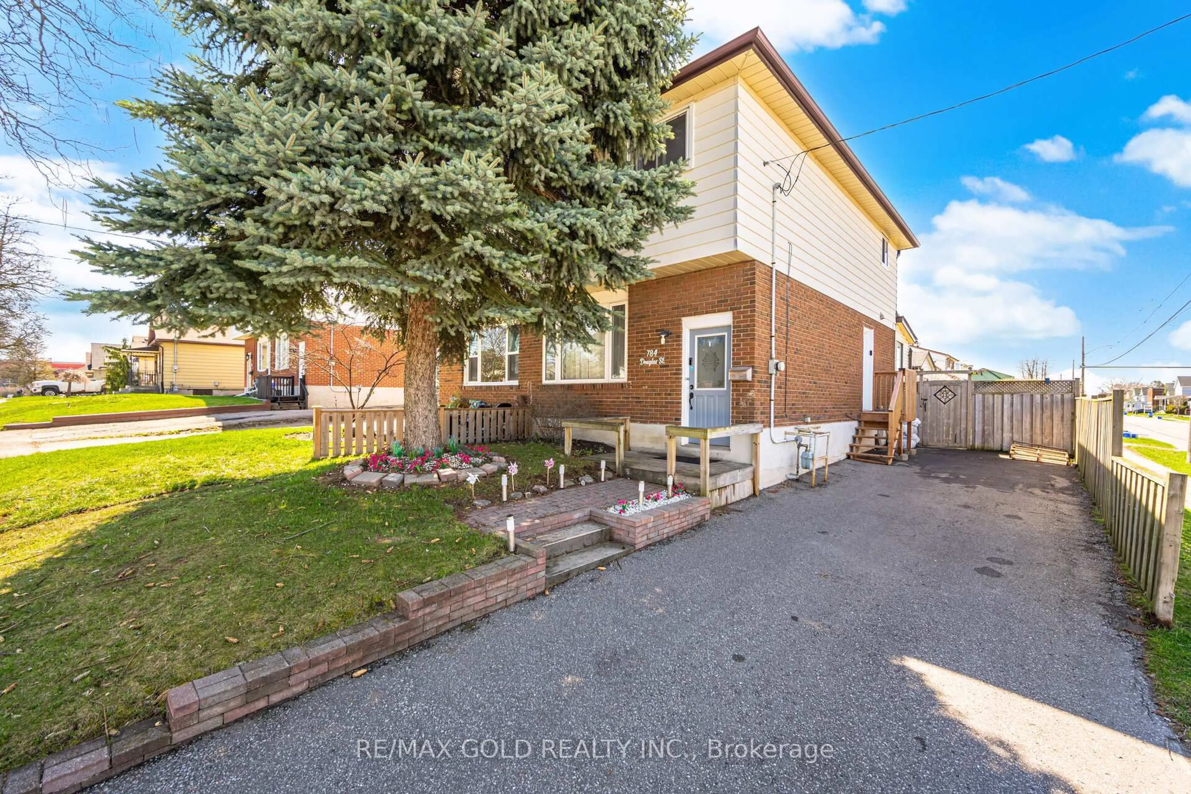 A pic from outside/outdoor area/front of a property/back of a property/a pic from drone, street for 784 Douglas St, Oshawa Ontario L1H 5C9