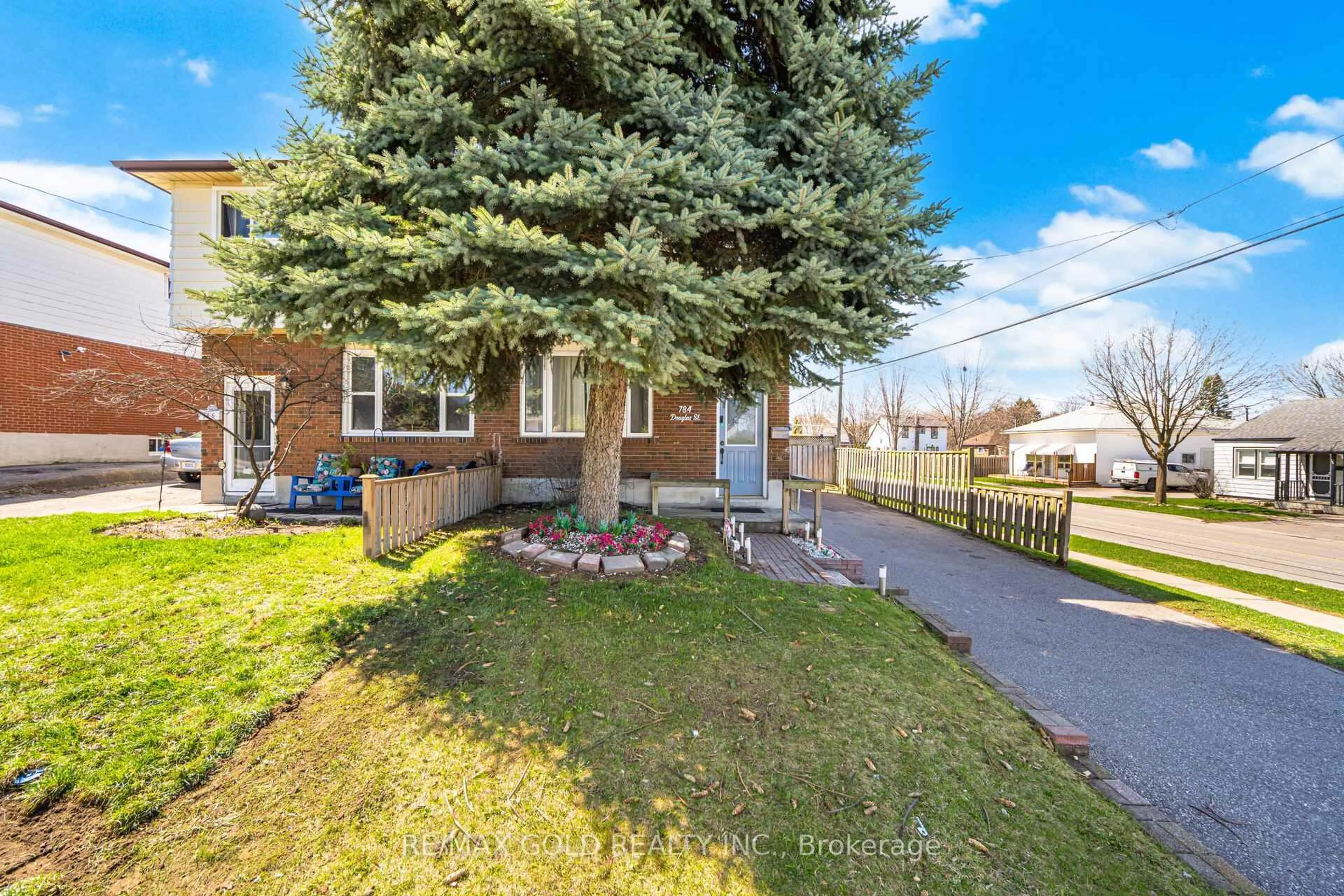 A pic from outside/outdoor area/front of a property/back of a property/a pic from drone, street for 784 Douglas St, Oshawa Ontario L1H 5C9