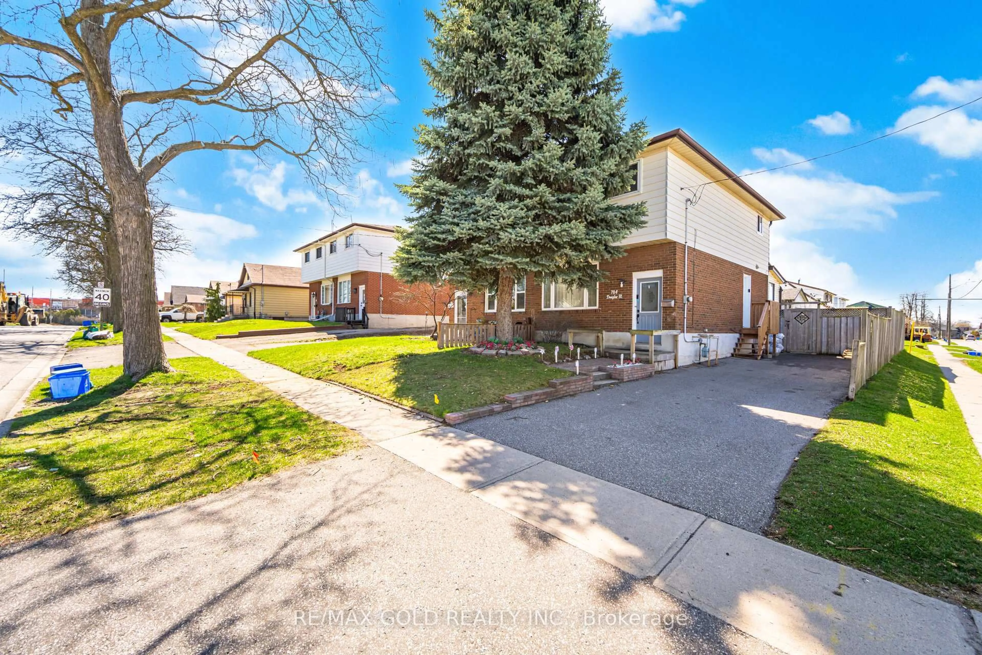 A pic from outside/outdoor area/front of a property/back of a property/a pic from drone, street for 784 Douglas St, Oshawa Ontario L1H 5C9