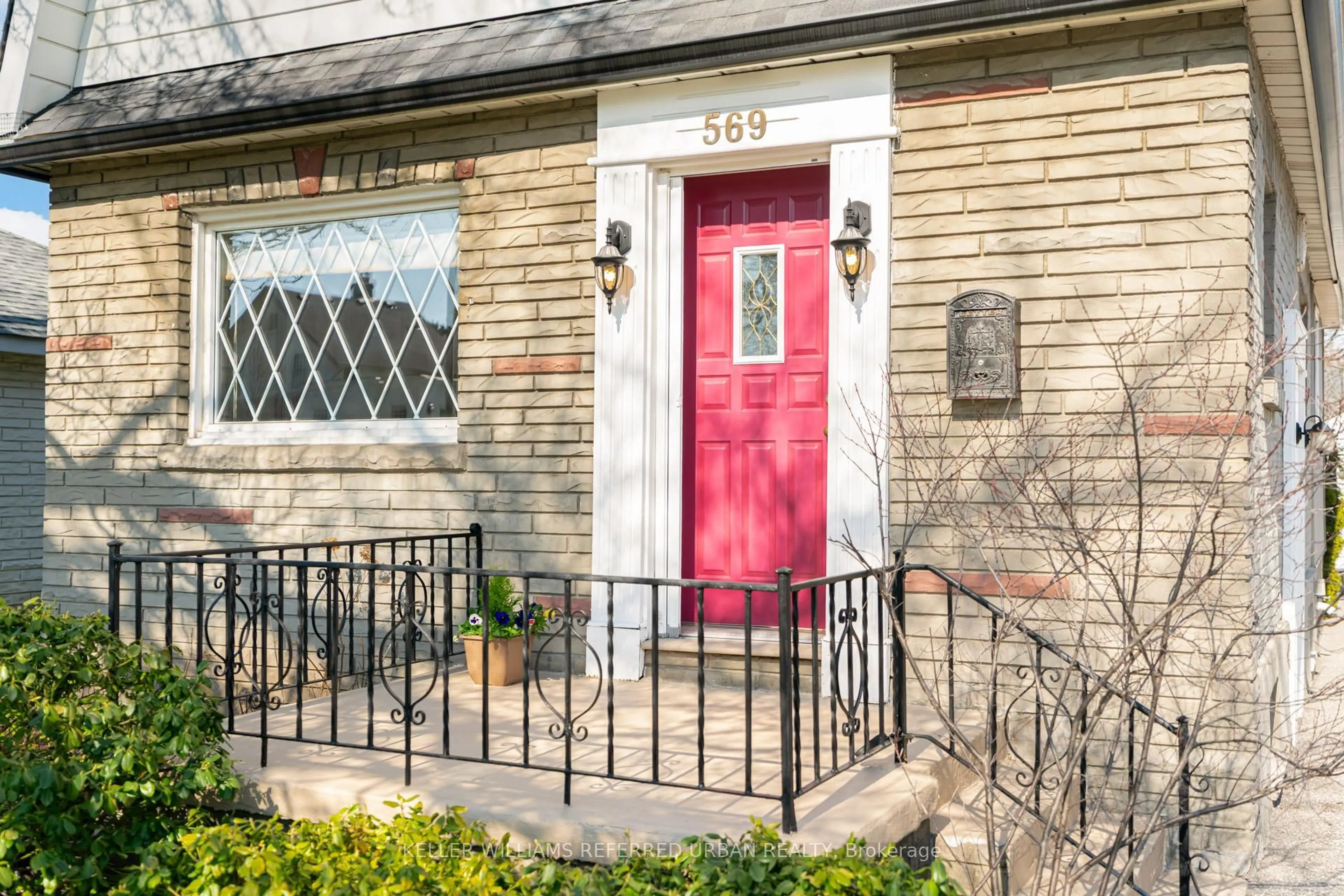 Indoor entryway for 569 Masson St, Oshawa Ontario L1G 5A2