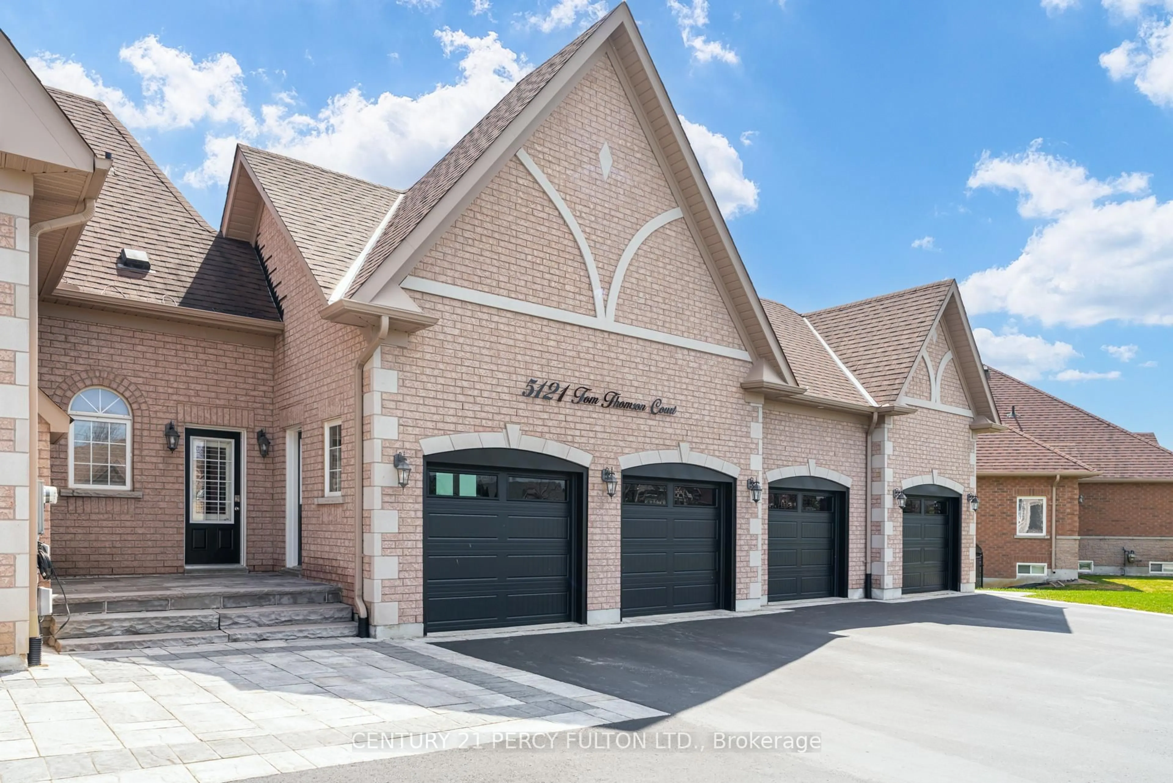 Indoor garage for 5121 Tom Thomson Crt, Pickering Ontario L1Y 0A1