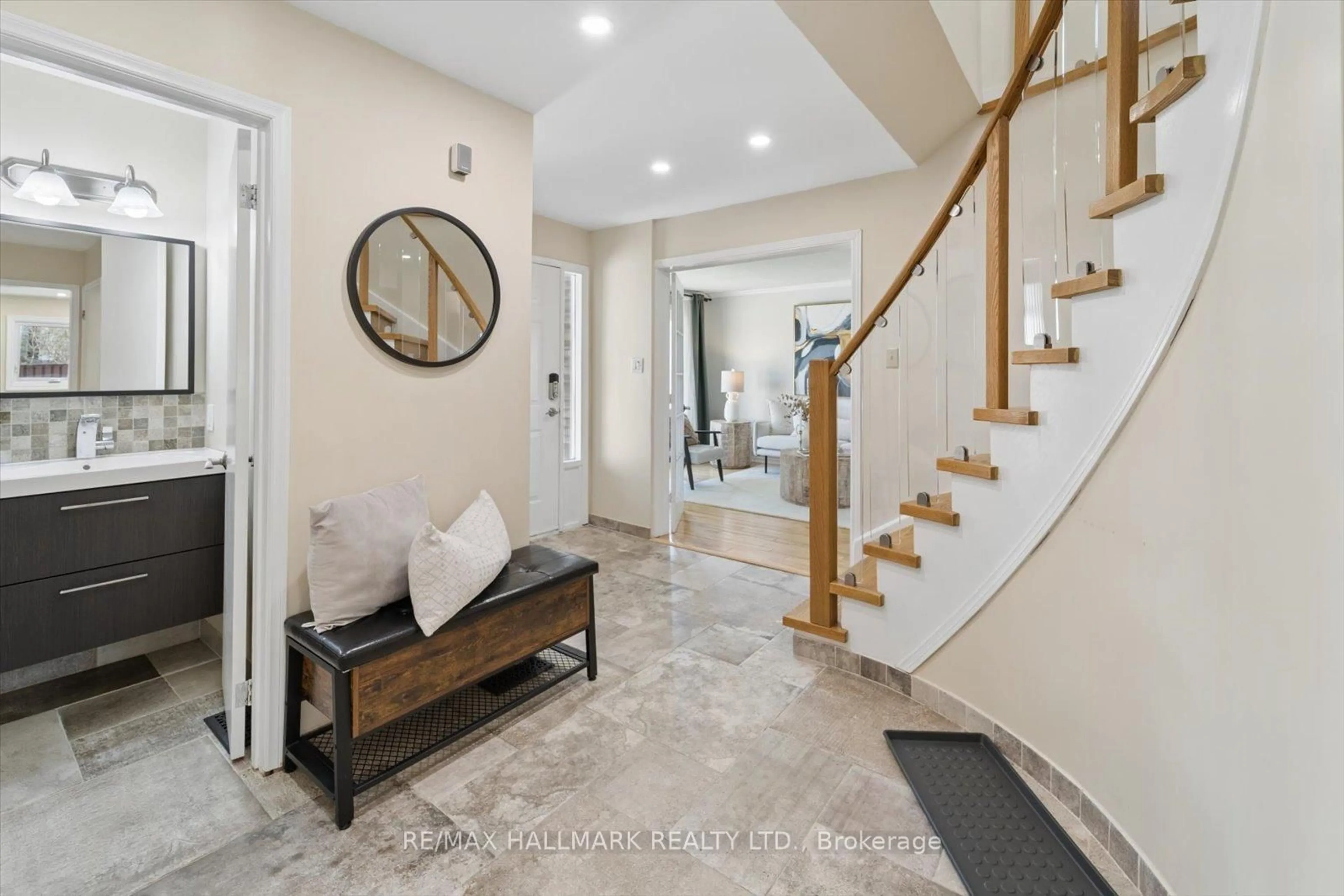 Indoor entryway for 1156 Gloucester Sq, Pickering Ontario L1V 3P6