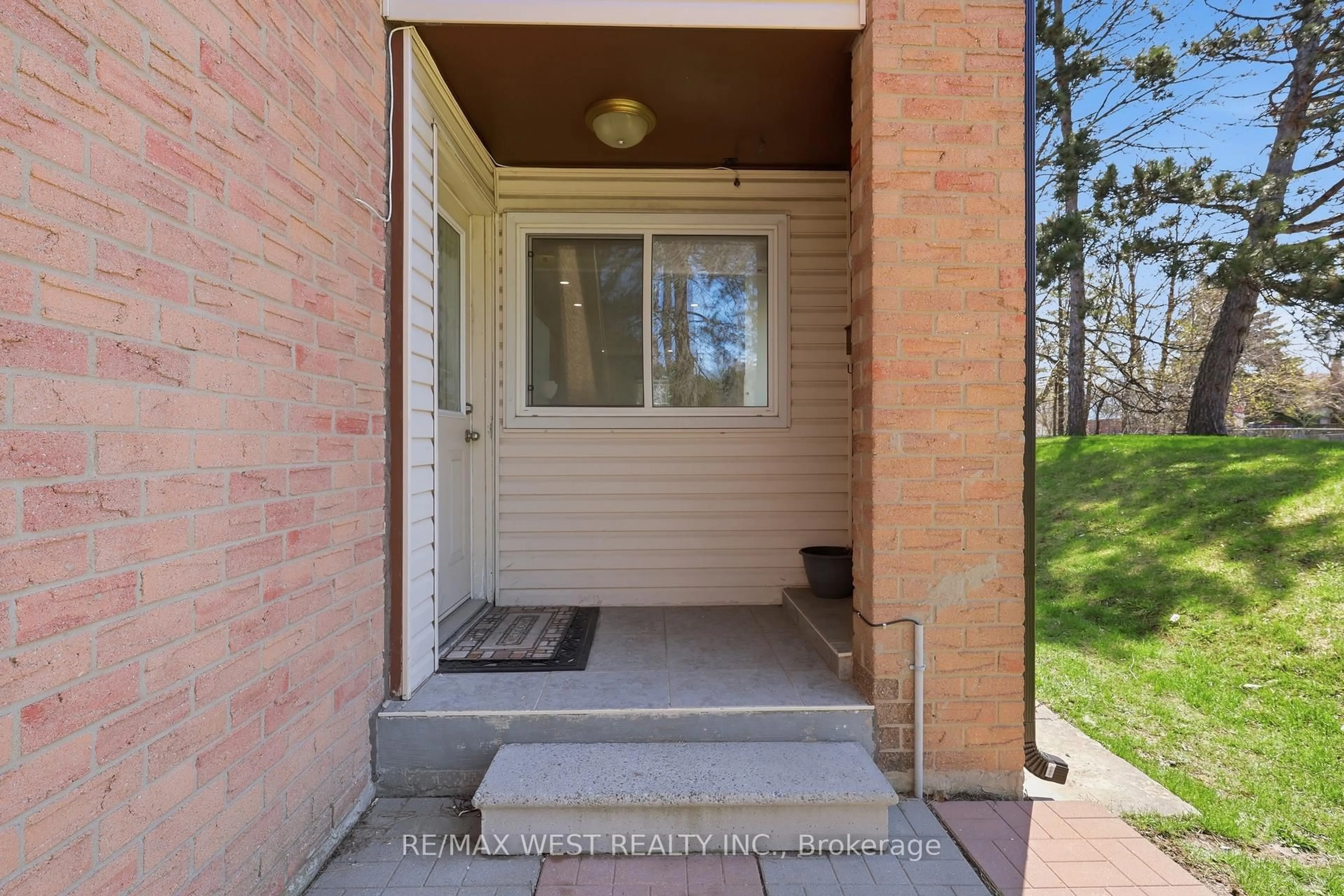 Indoor entryway for 151 Wickson Tr #1, Toronto Ontario M1B 2L5