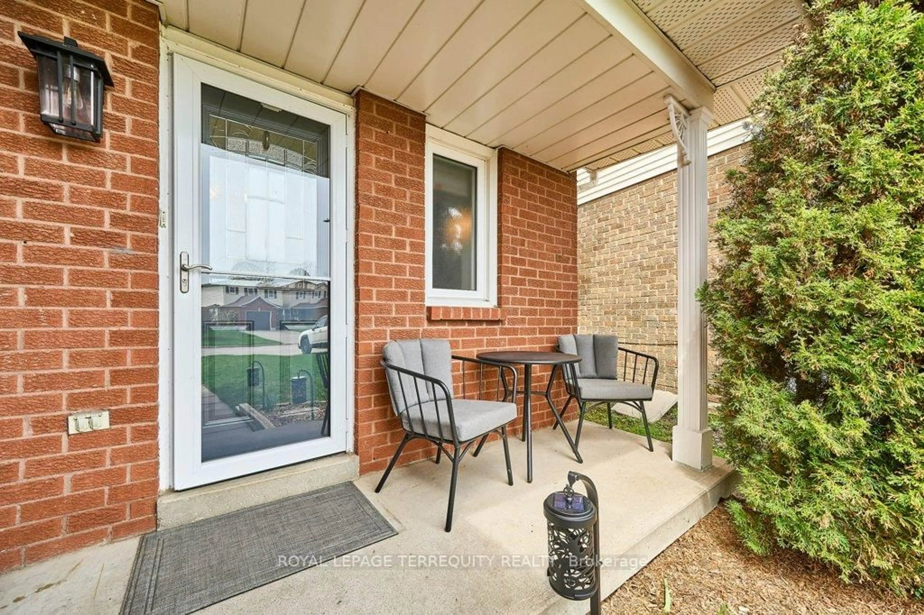 Patio, street for 26 Longwood Crt, Clarington Ontario L1E 1R8