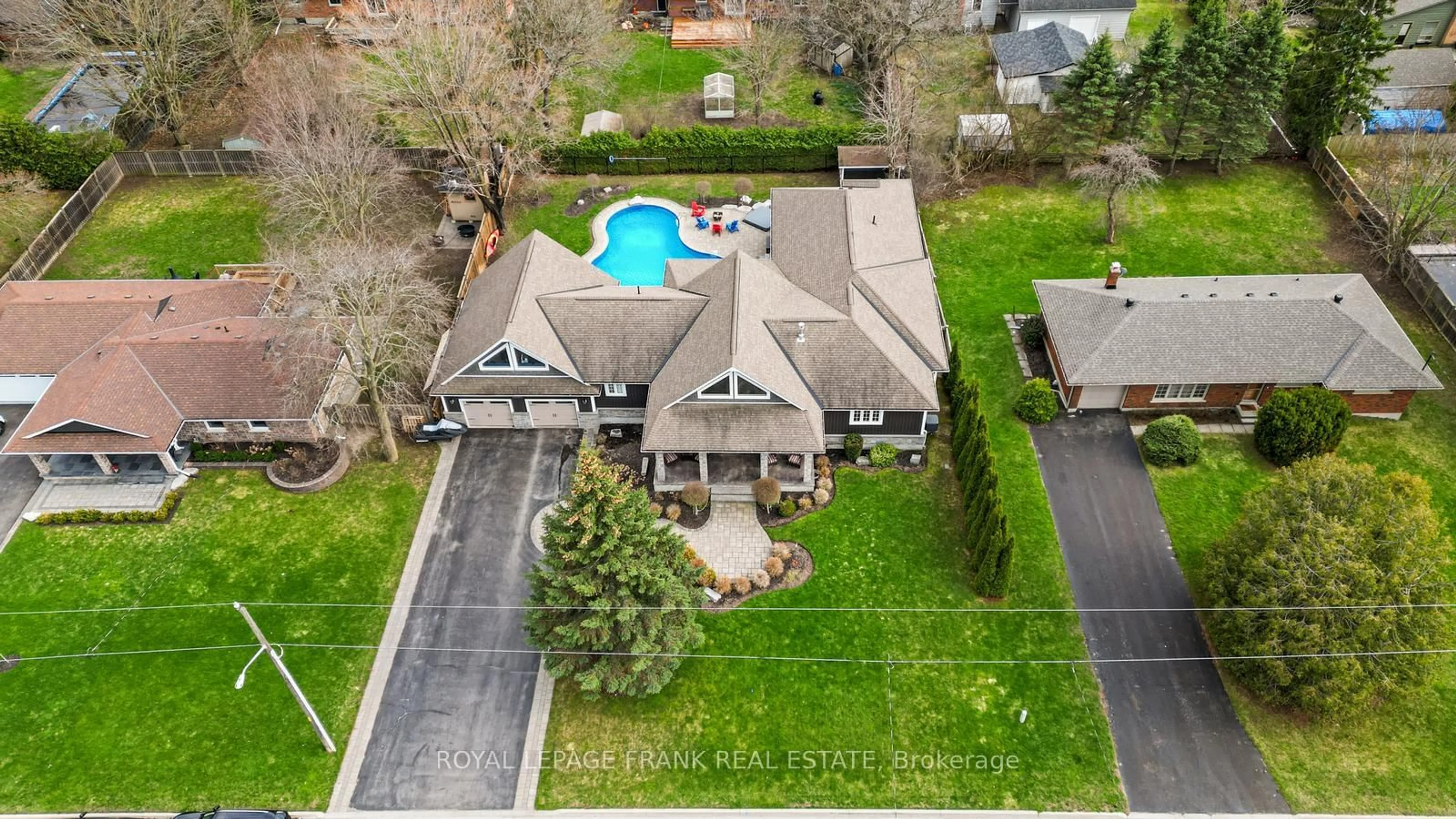 A pic from outside/outdoor area/front of a property/back of a property/a pic from drone, street for 325 Maine St, Oshawa Ontario L1L 1A8