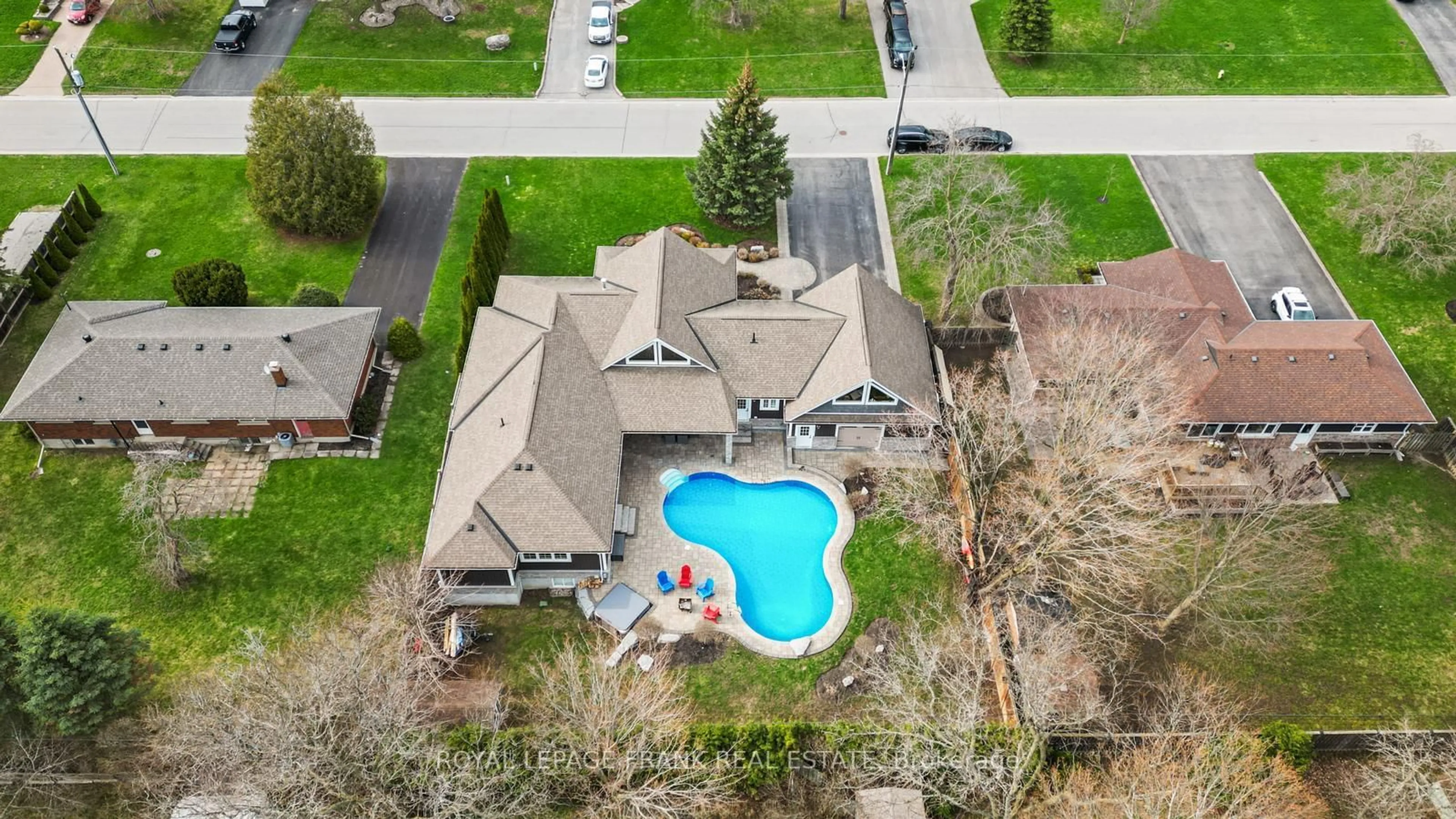 A pic from outside/outdoor area/front of a property/back of a property/a pic from drone, street for 325 Maine St, Oshawa Ontario L1L 1A8