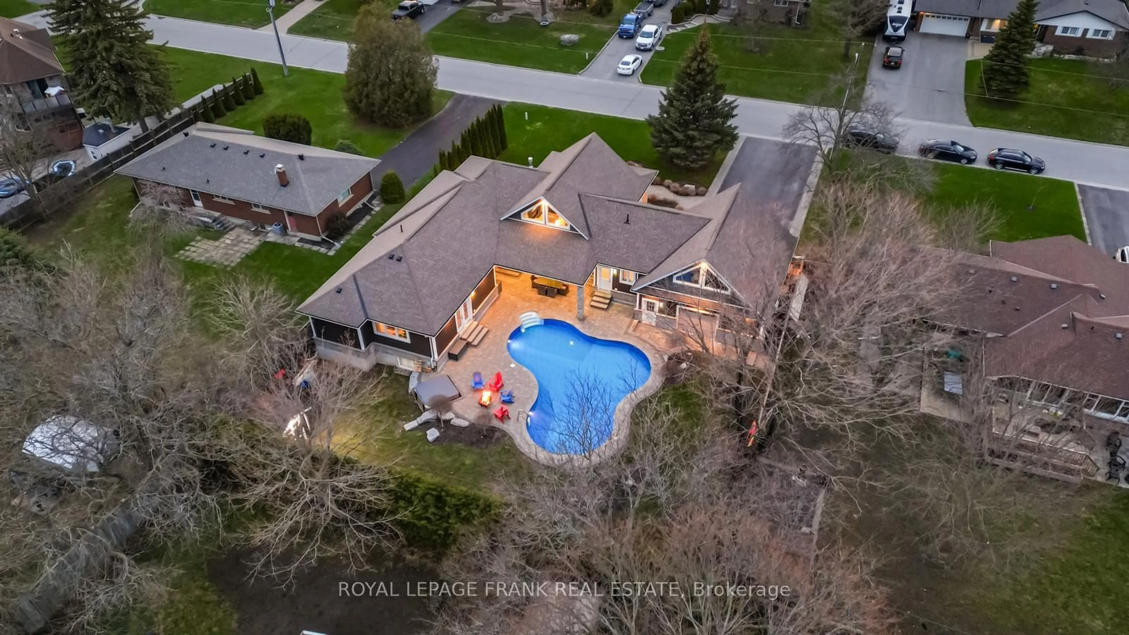 A pic from outside/outdoor area/front of a property/back of a property/a pic from drone, unknown for 325 Maine St, Oshawa Ontario L1L 1A8
