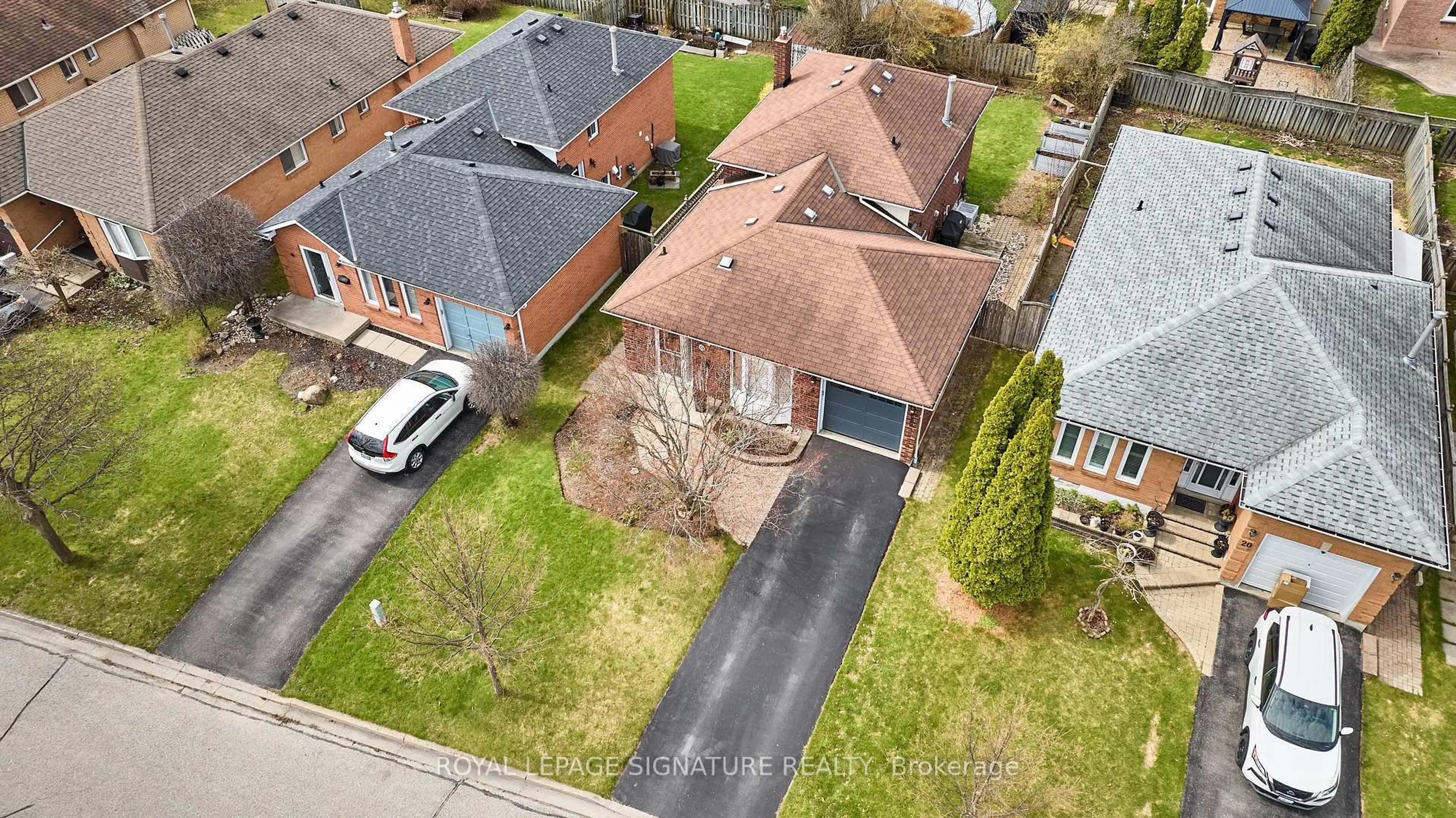 A pic from outside/outdoor area/front of a property/back of a property/a pic from drone, street for 18 Boychyn Dr, Whitby Ontario L1N 6Z4