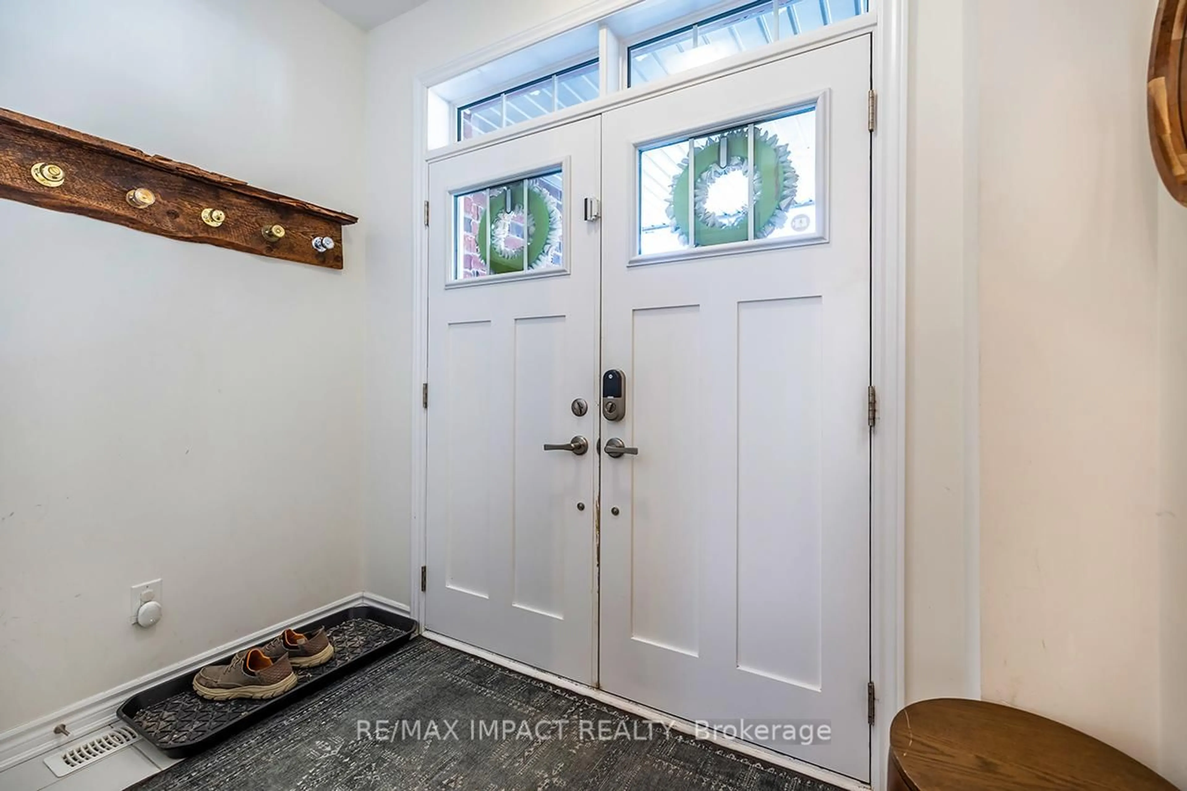 Indoor entryway for 12 Marlborough St, Whitby Ontario L1R 1K3