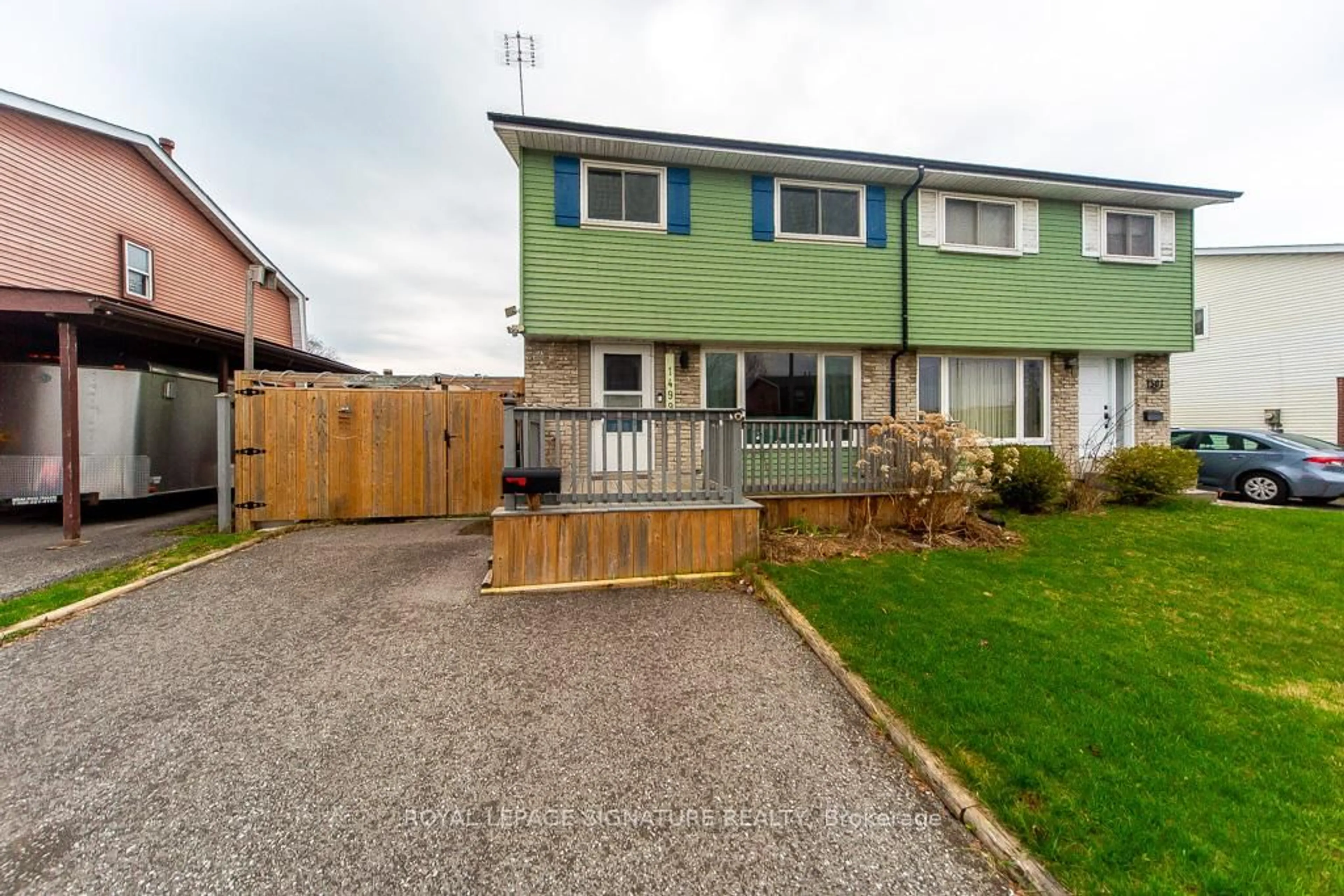 A pic from outside/outdoor area/front of a property/back of a property/a pic from drone, street for 1499 Fenelon Cres, Oshawa Ontario L1J 6G2