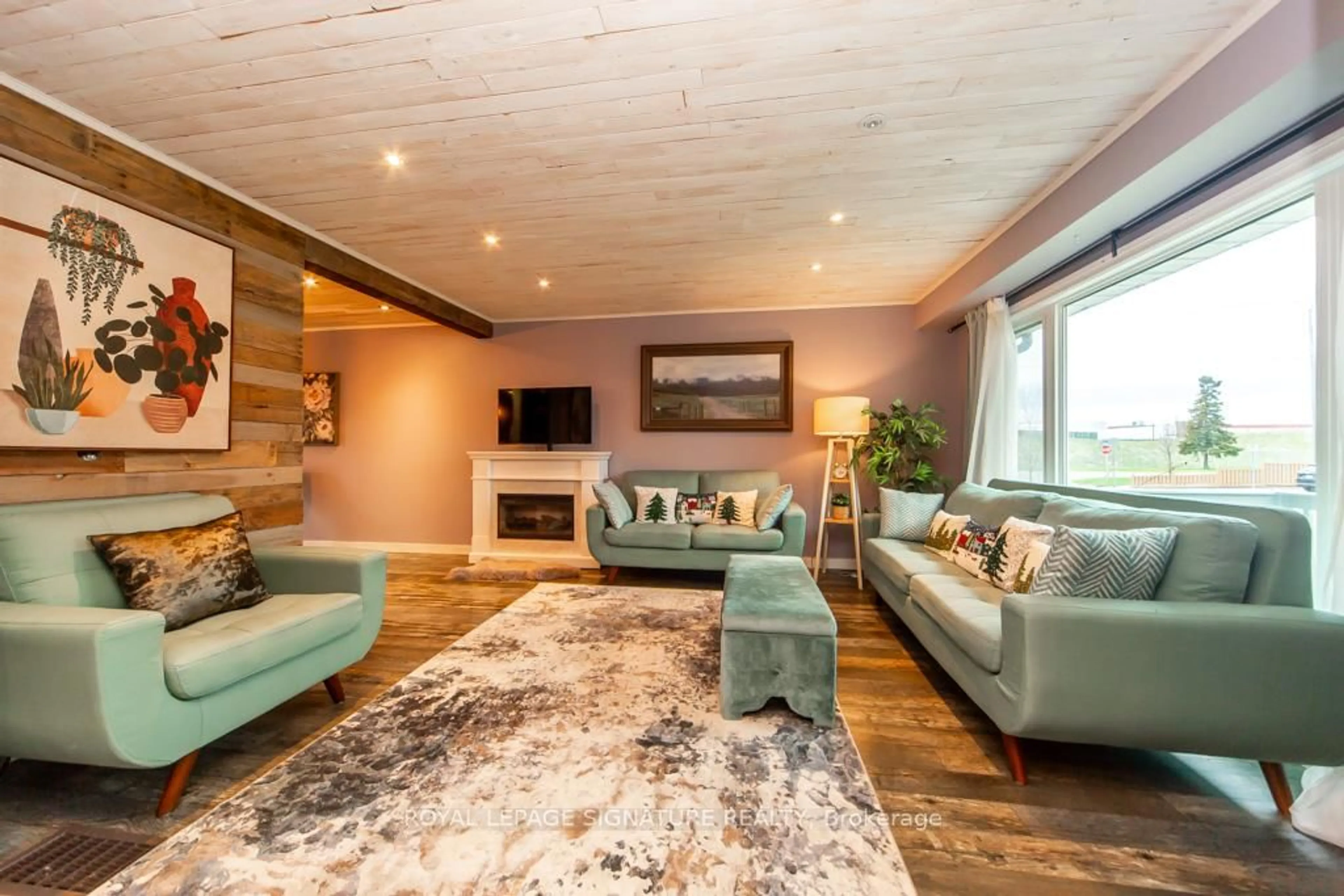 Living room with furniture, wood/laminate floor for 1499 Fenelon Cres, Oshawa Ontario L1J 6G2