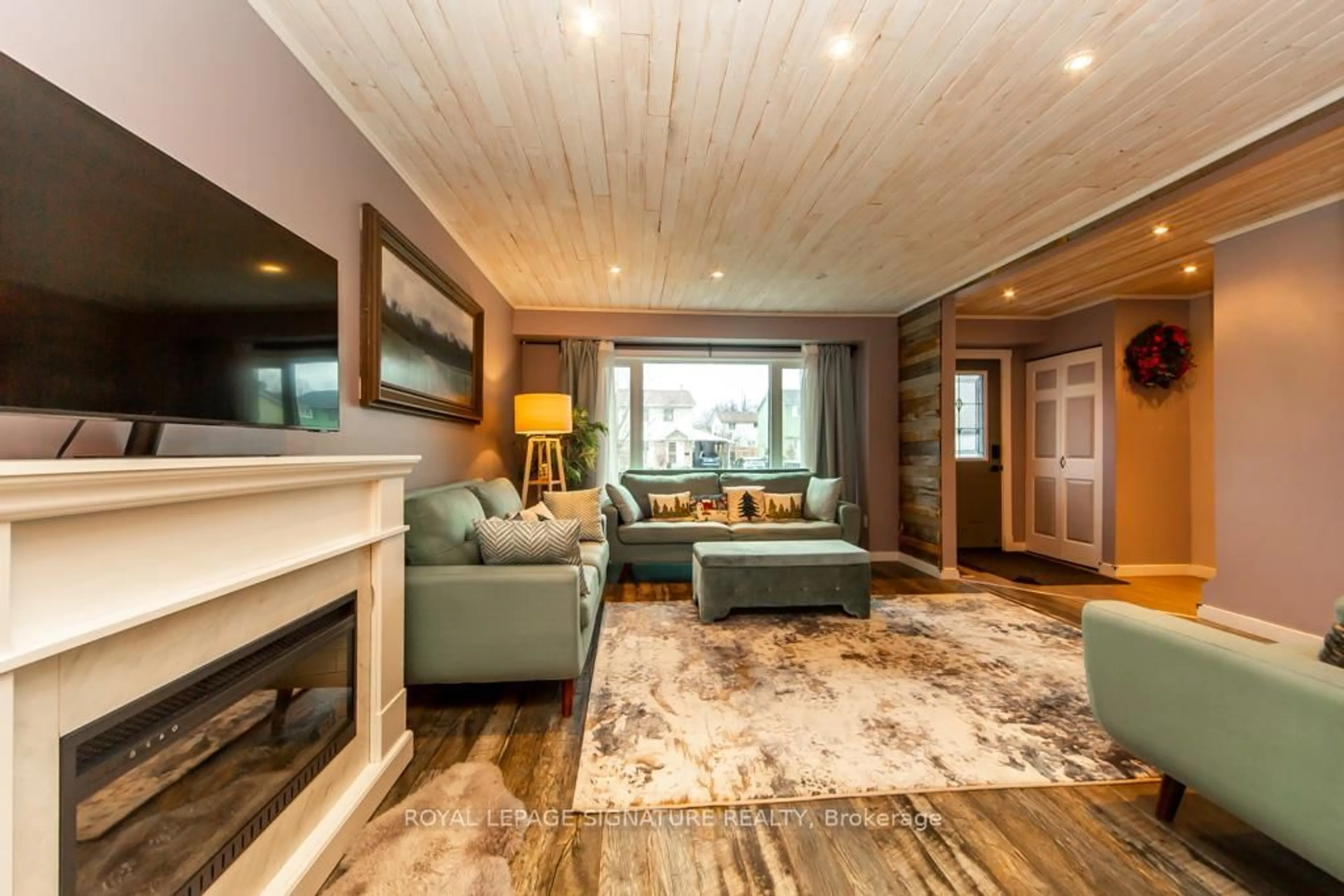 Living room with furniture, wood/laminate floor for 1499 Fenelon Cres, Oshawa Ontario L1J 6G2