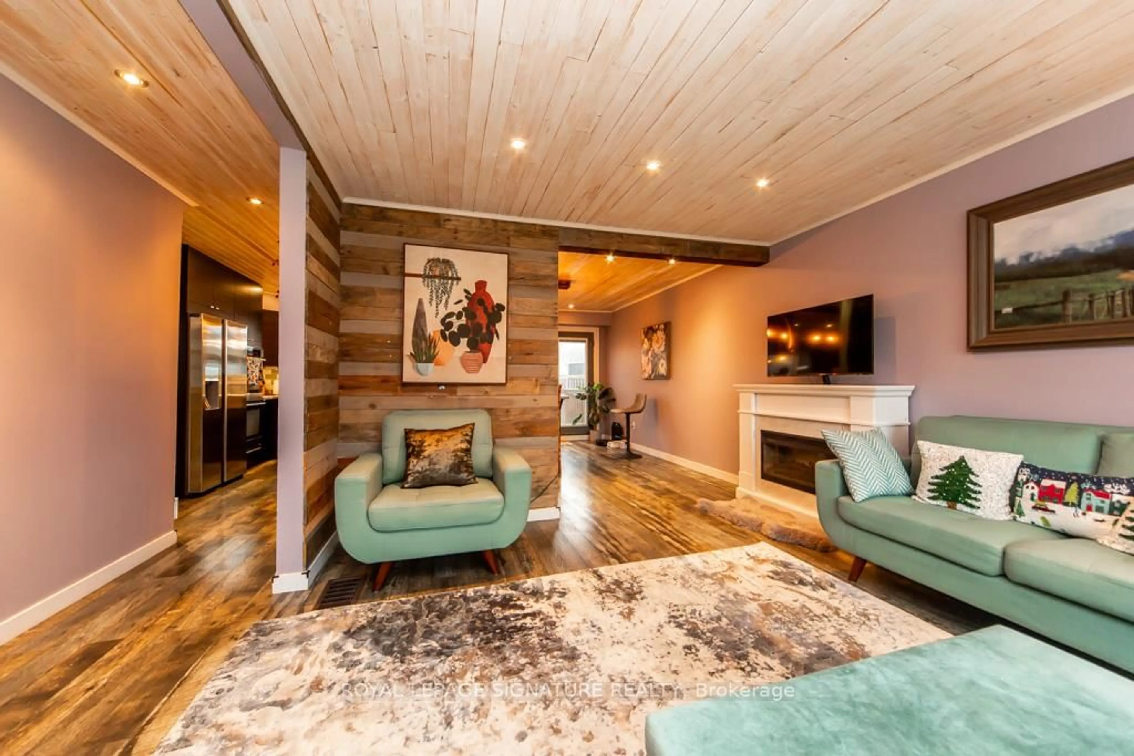 Living room with furniture, wood/laminate floor for 1499 Fenelon Cres, Oshawa Ontario L1J 6G2