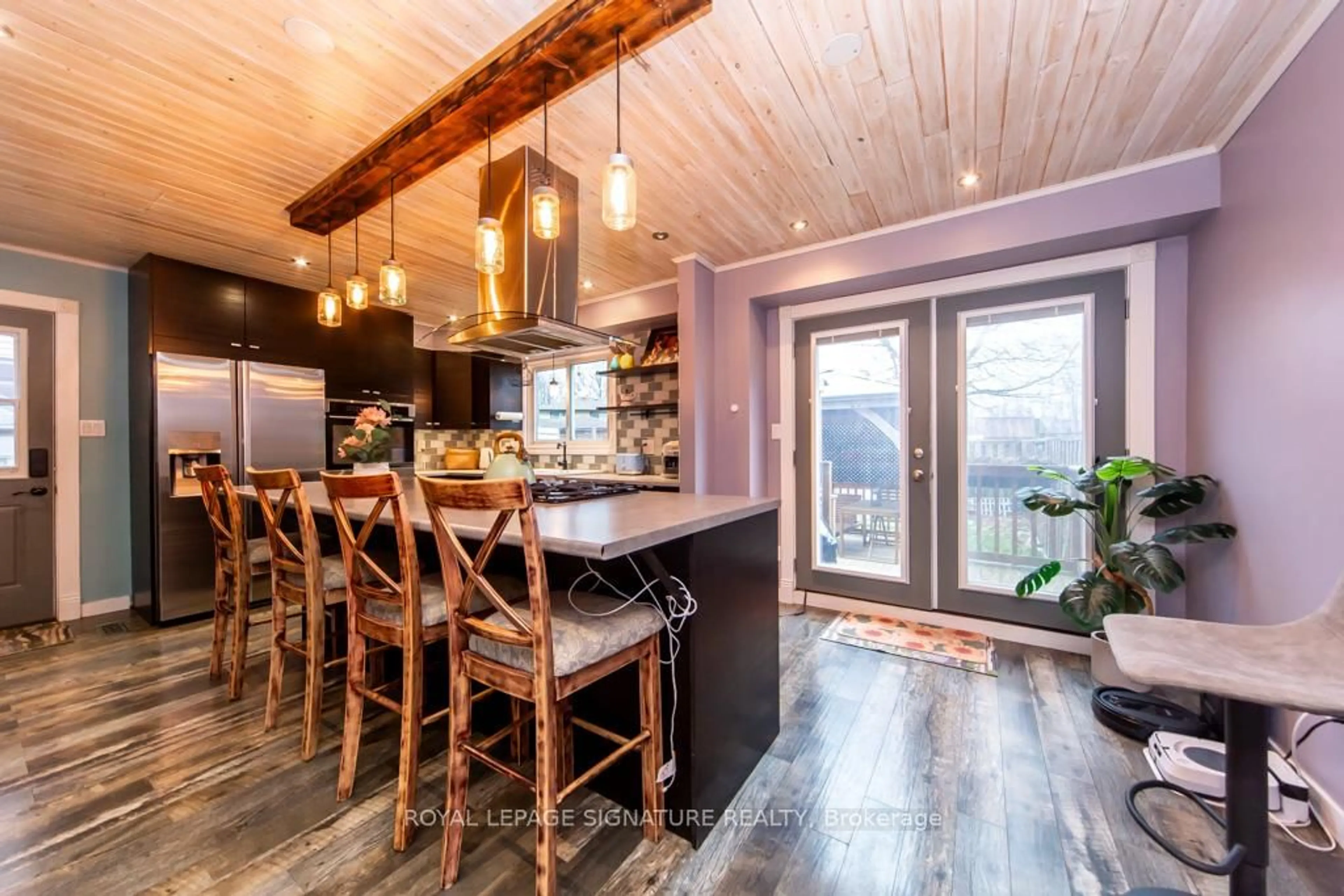 Rustic kitchen, wood/laminate floor for 1499 Fenelon Cres, Oshawa Ontario L1J 6G2