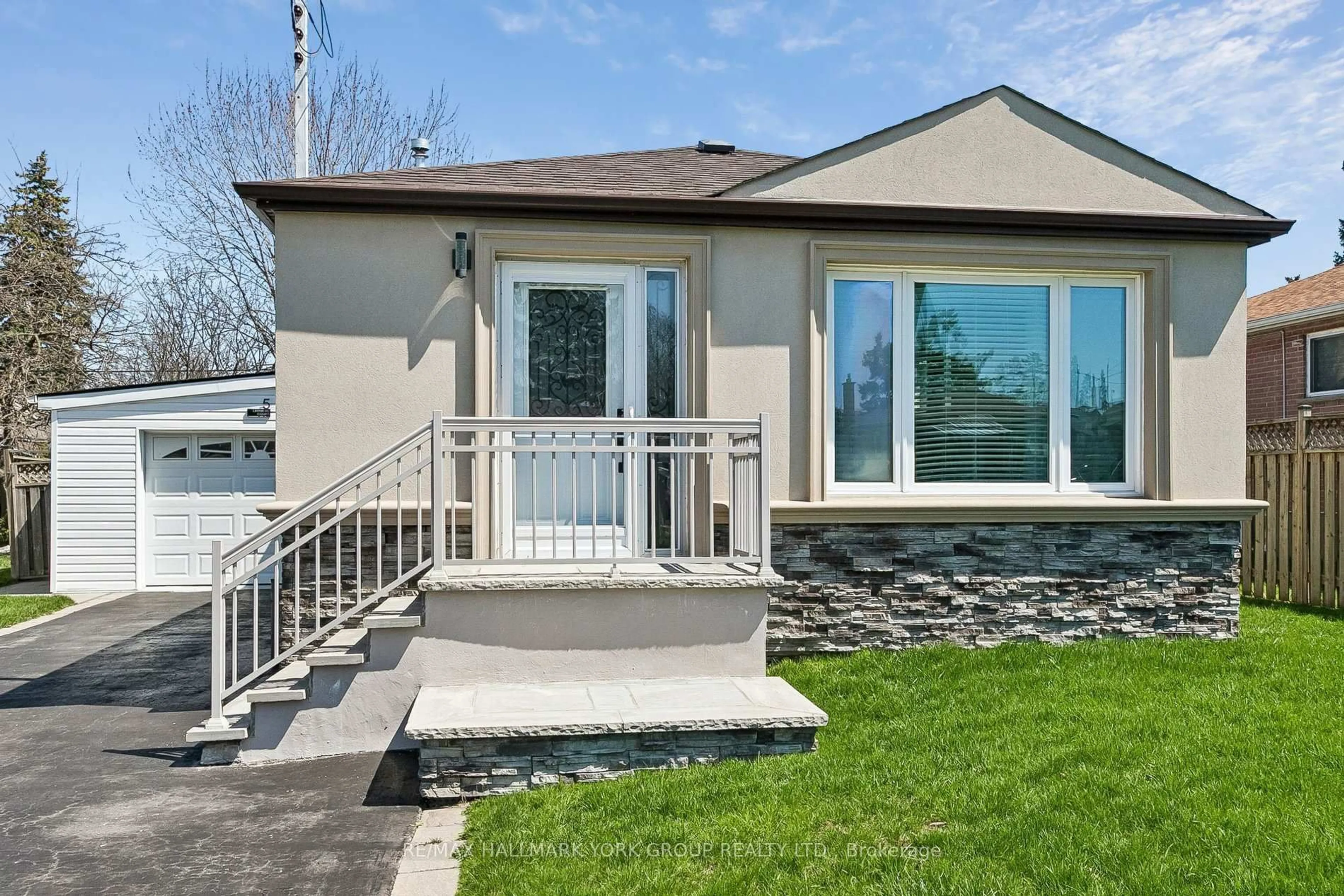 Home with vinyl exterior material, water/lake/river/ocean view for 5 Larmere Crt, Toronto Ontario M1K 1V8