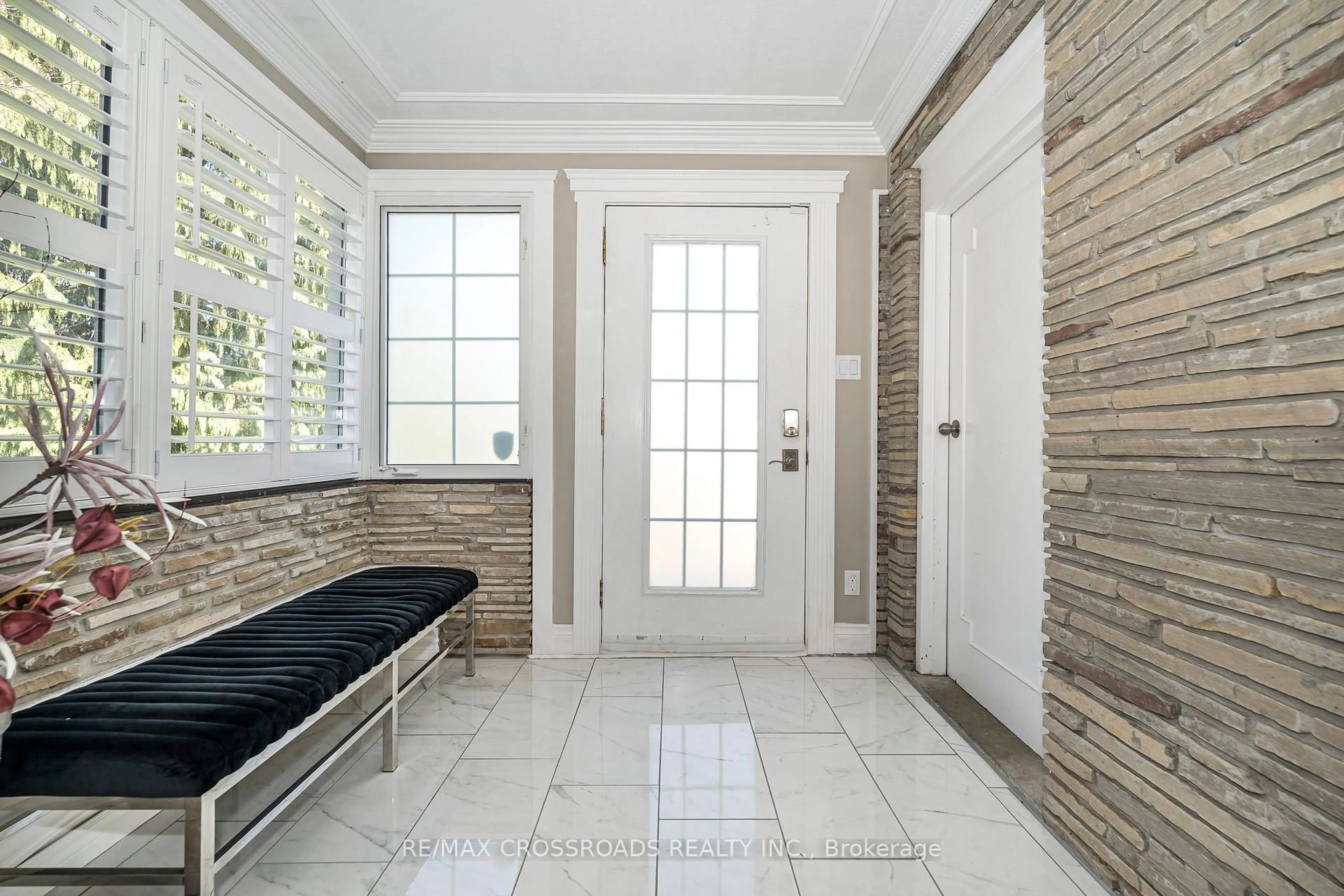 Indoor entryway for 3 Wythenshawe Wood, Toronto Ontario M1E 1H1