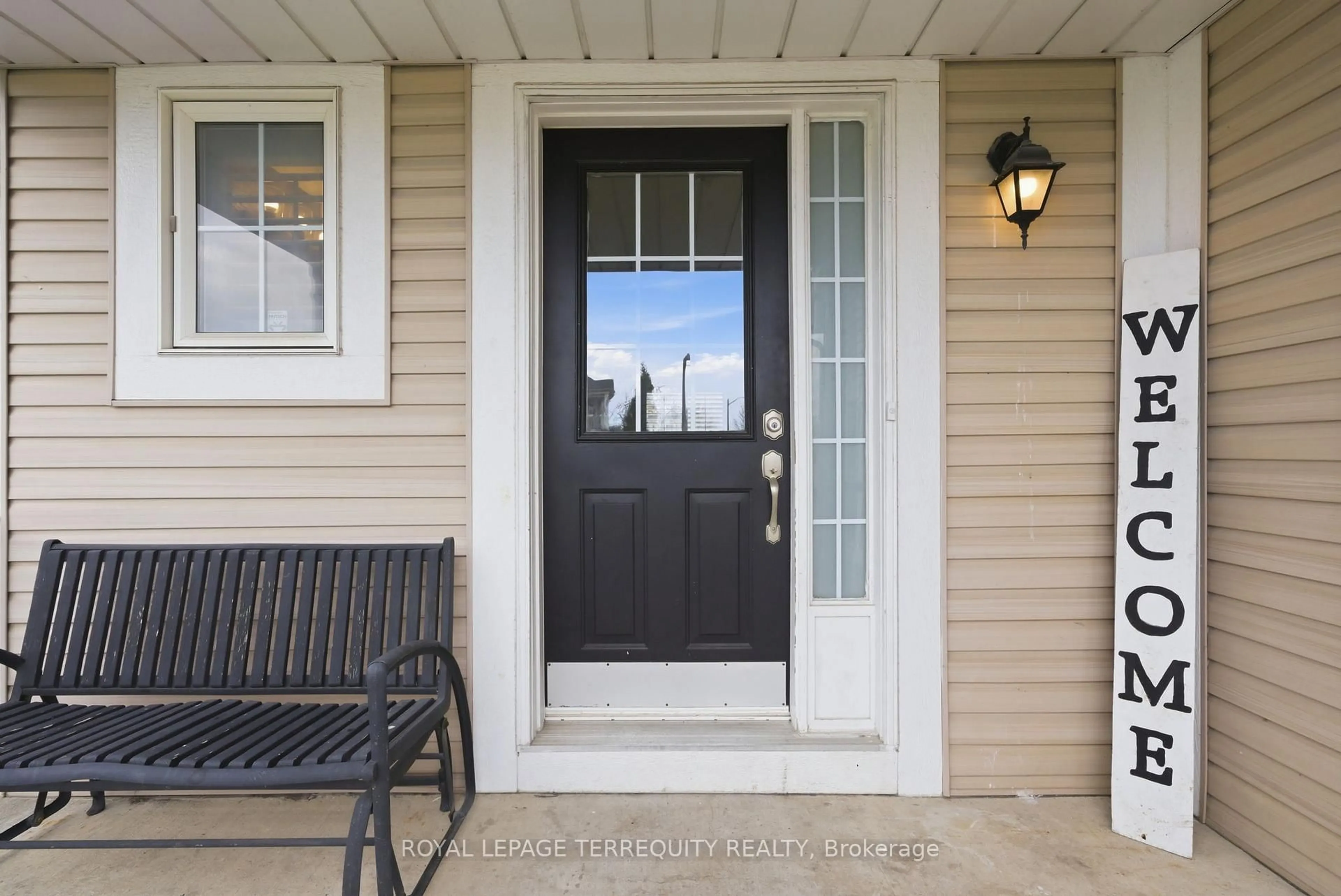 Indoor entryway for 69 Hammond St, Clarington Ontario L1C 5E6