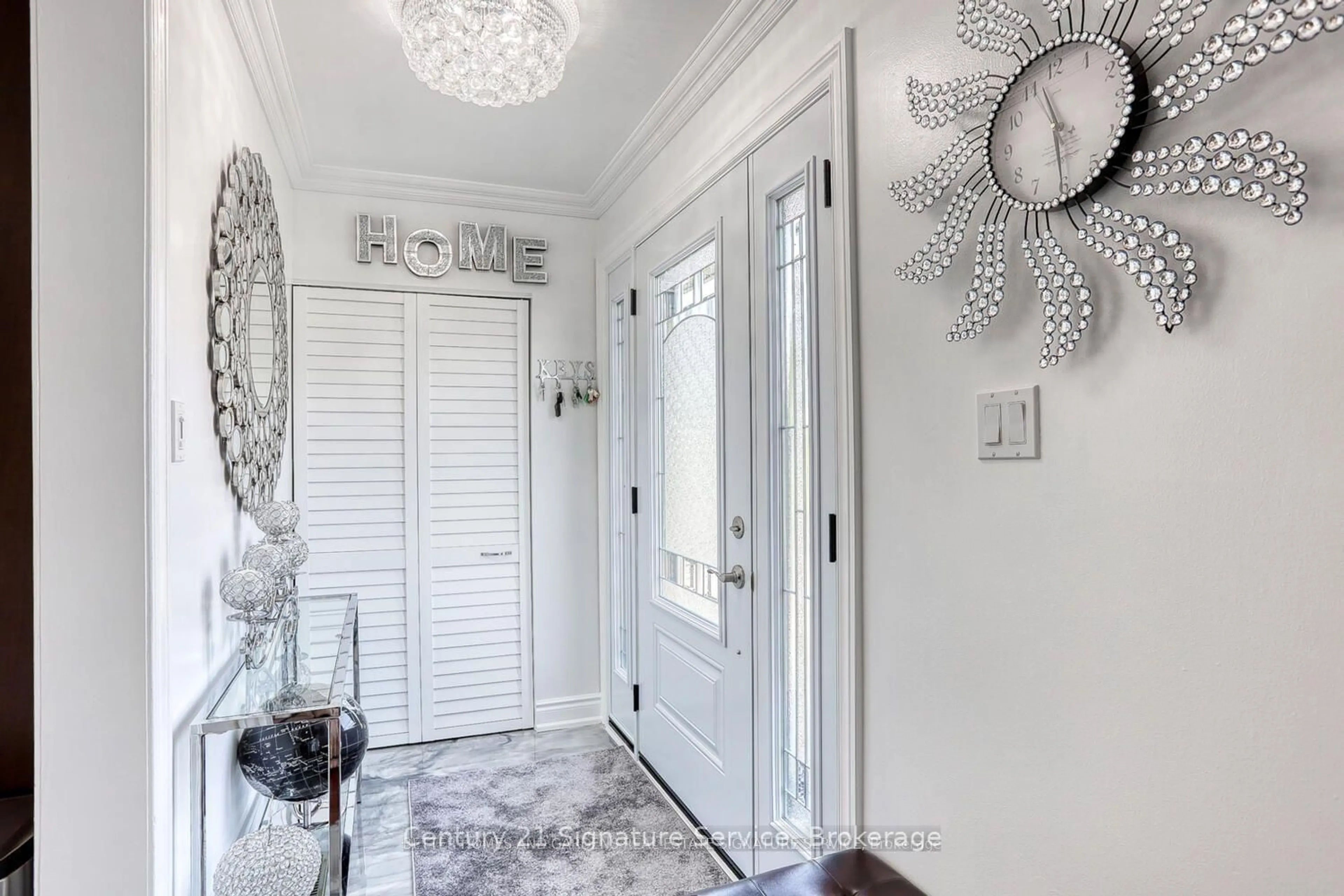 Indoor entryway for 756 Breezy Dr, Pickering Ontario L1W 2X7