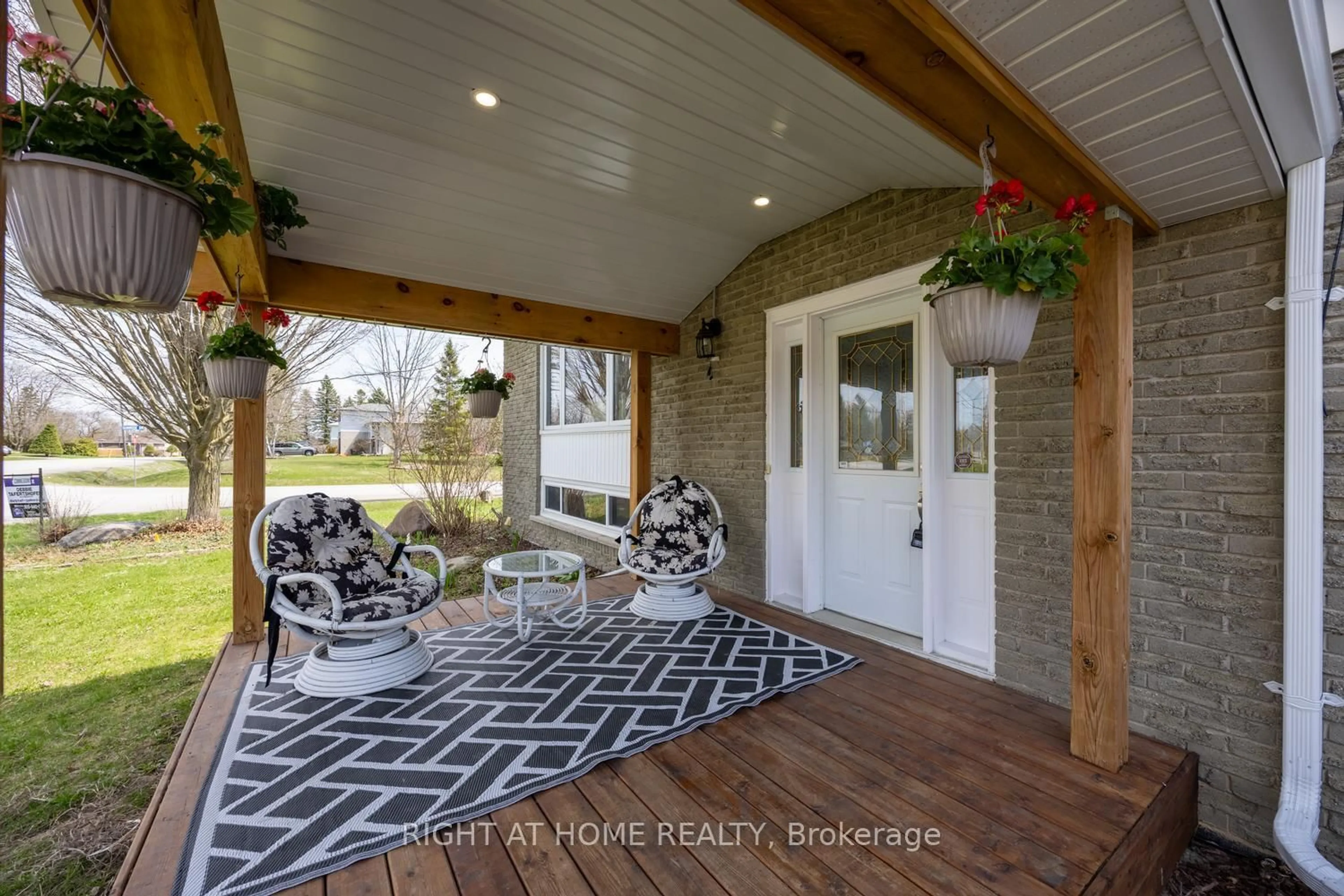 Indoor entryway for 17 Crestview Ave, Scugog Ontario L0B 1B0
