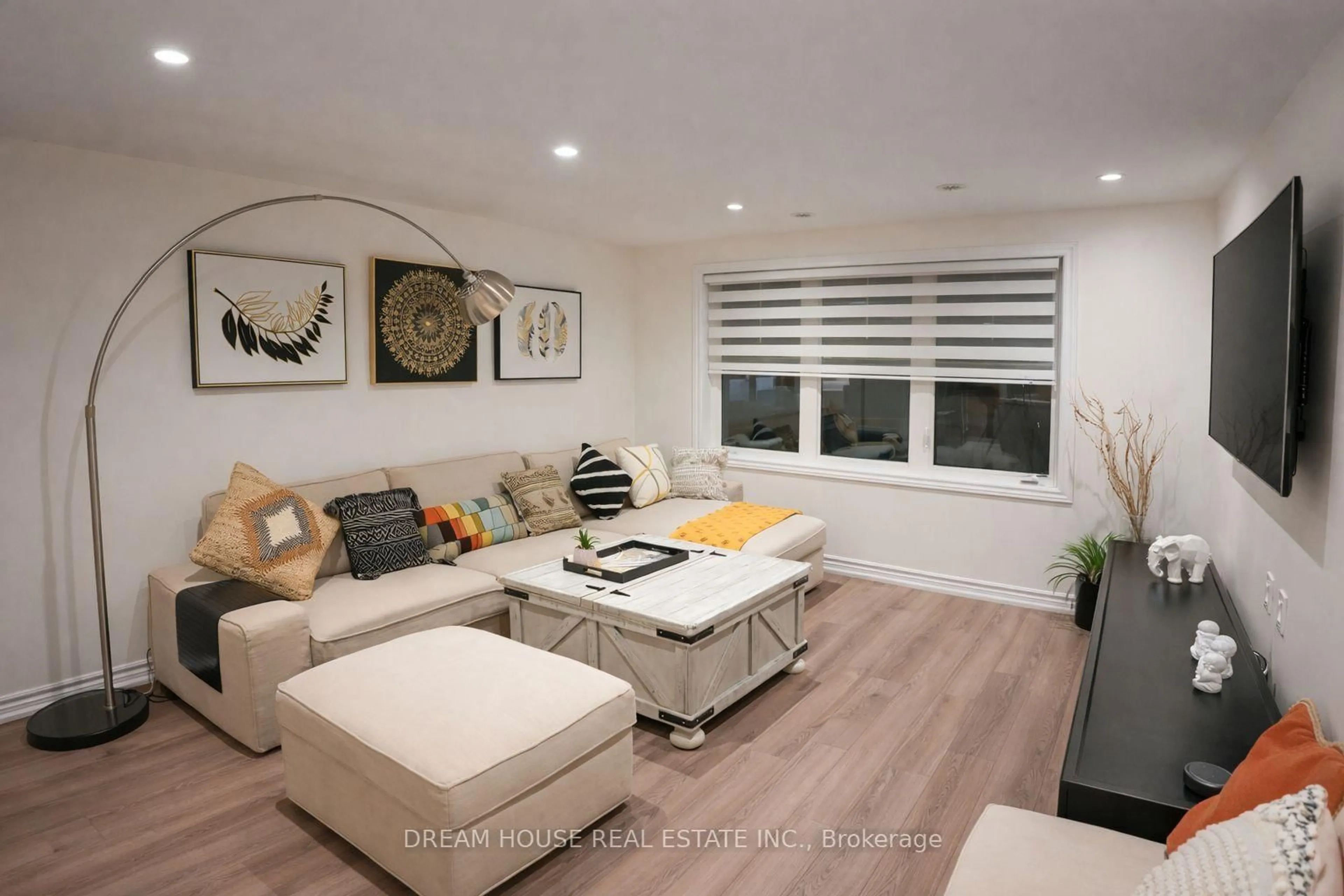 Living room with furniture, unknown for 2500 Hill Rise Crt #94, Oshawa Ontario L1L 0M6