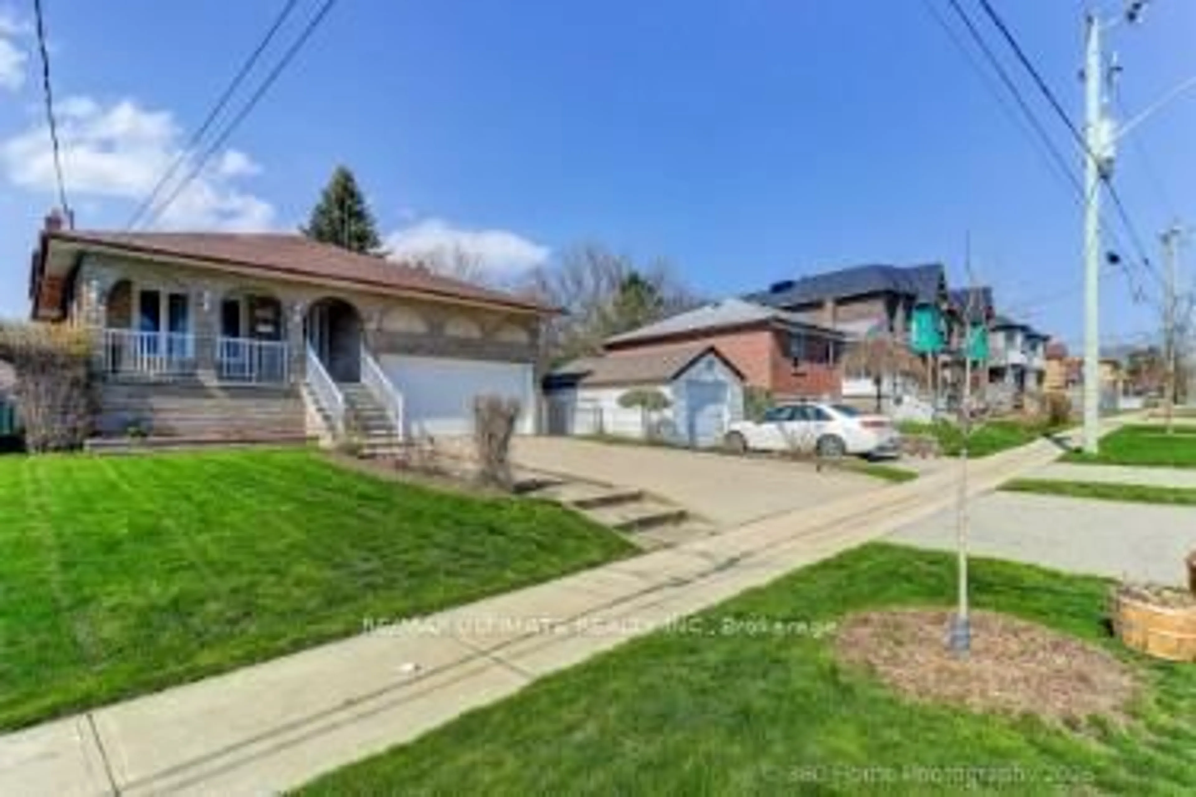 A pic from outside/outdoor area/front of a property/back of a property/a pic from drone, street for 100 Newlands Ave, Toronto Ontario M1L 1R9