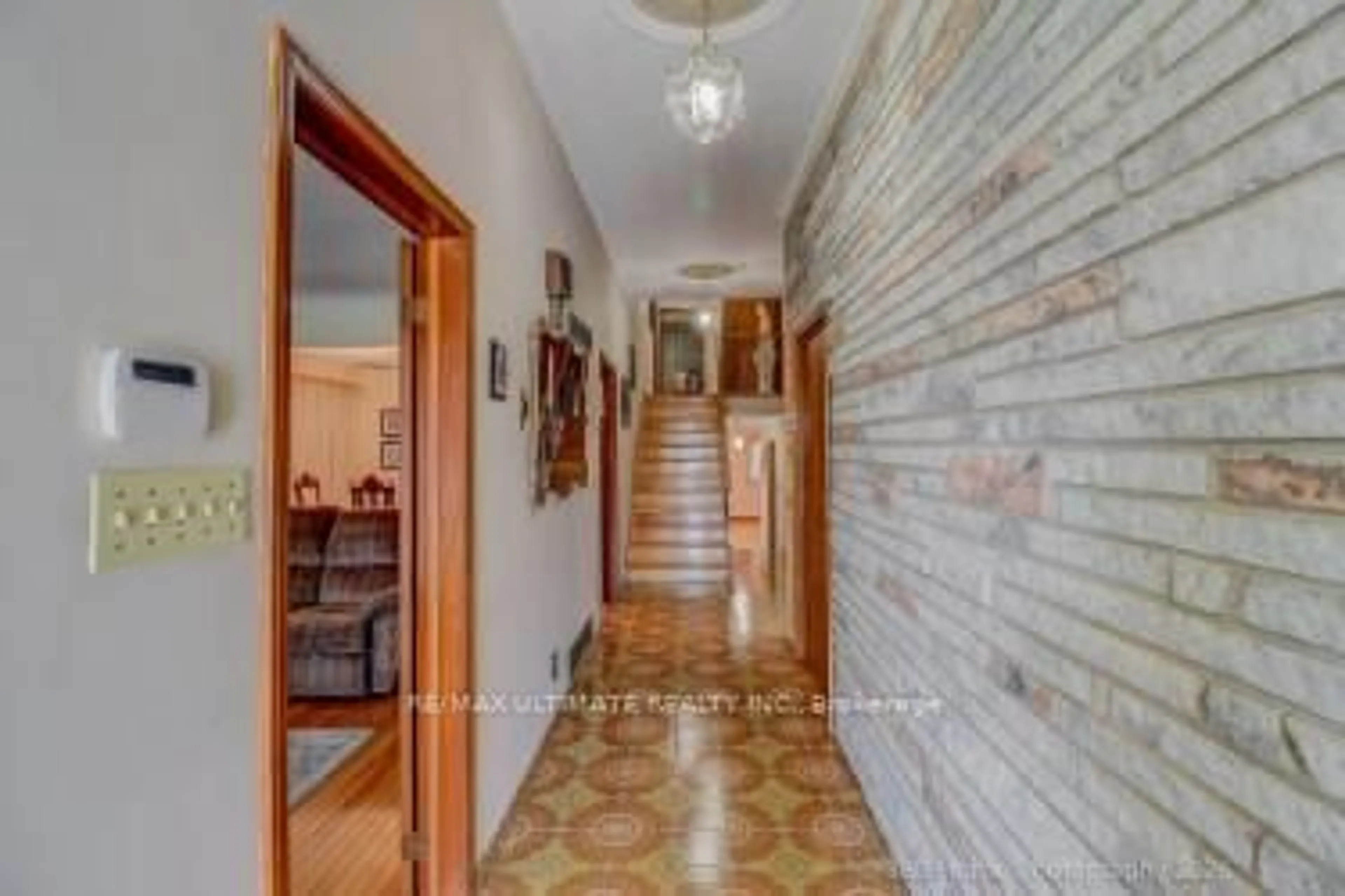 Indoor foyer for 100 Newlands Ave, Toronto Ontario M1L 1R9
