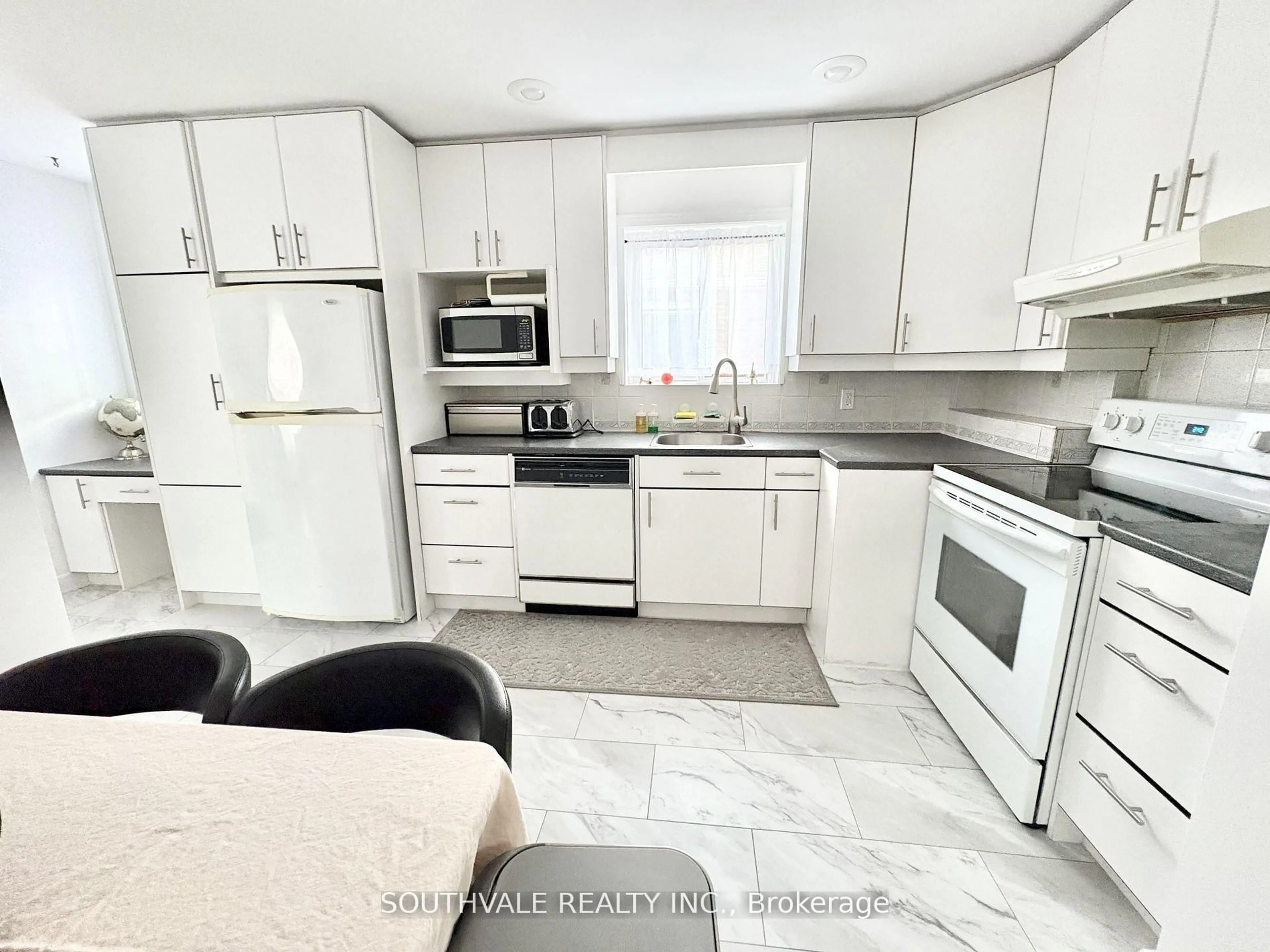 Standard kitchen, ceramic/tile floor for 90 Trinnell Blvd, Toronto Ontario M1L 1S7