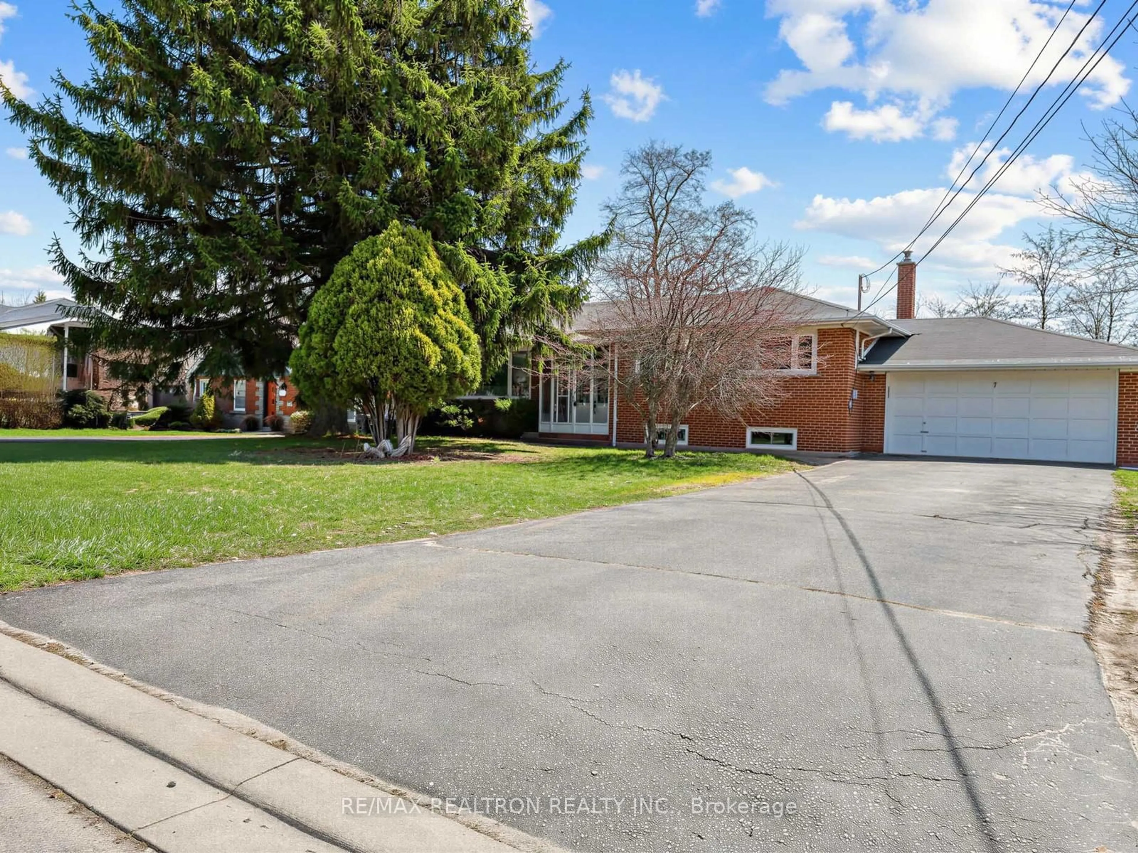 A pic from outside/outdoor area/front of a property/back of a property/a pic from drone, street for 7 White Ave, Toronto Ontario M1C 1P1