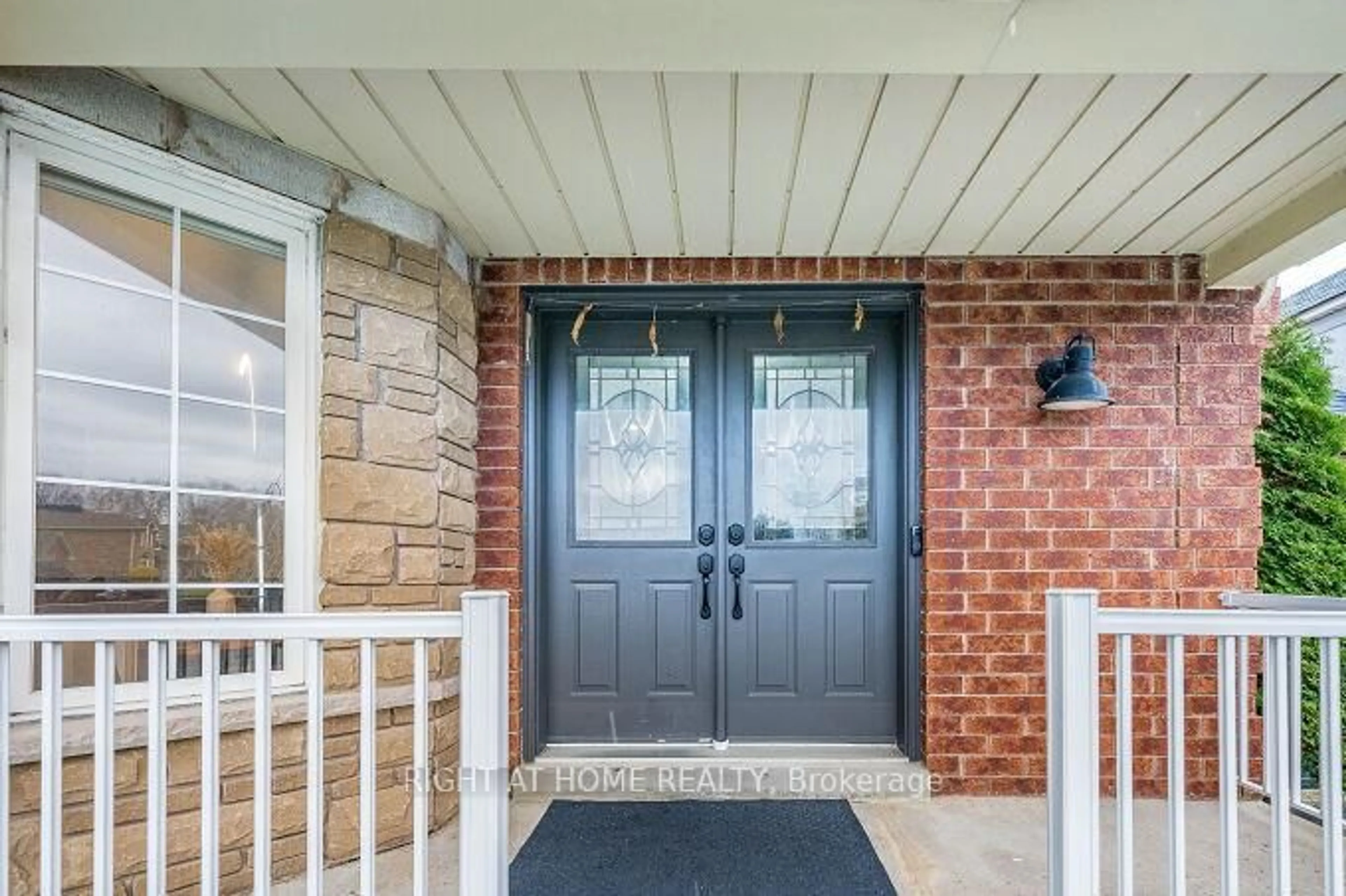 Indoor entryway for 2 Catherwood Lane, Clarington Ontario L1B 1C1