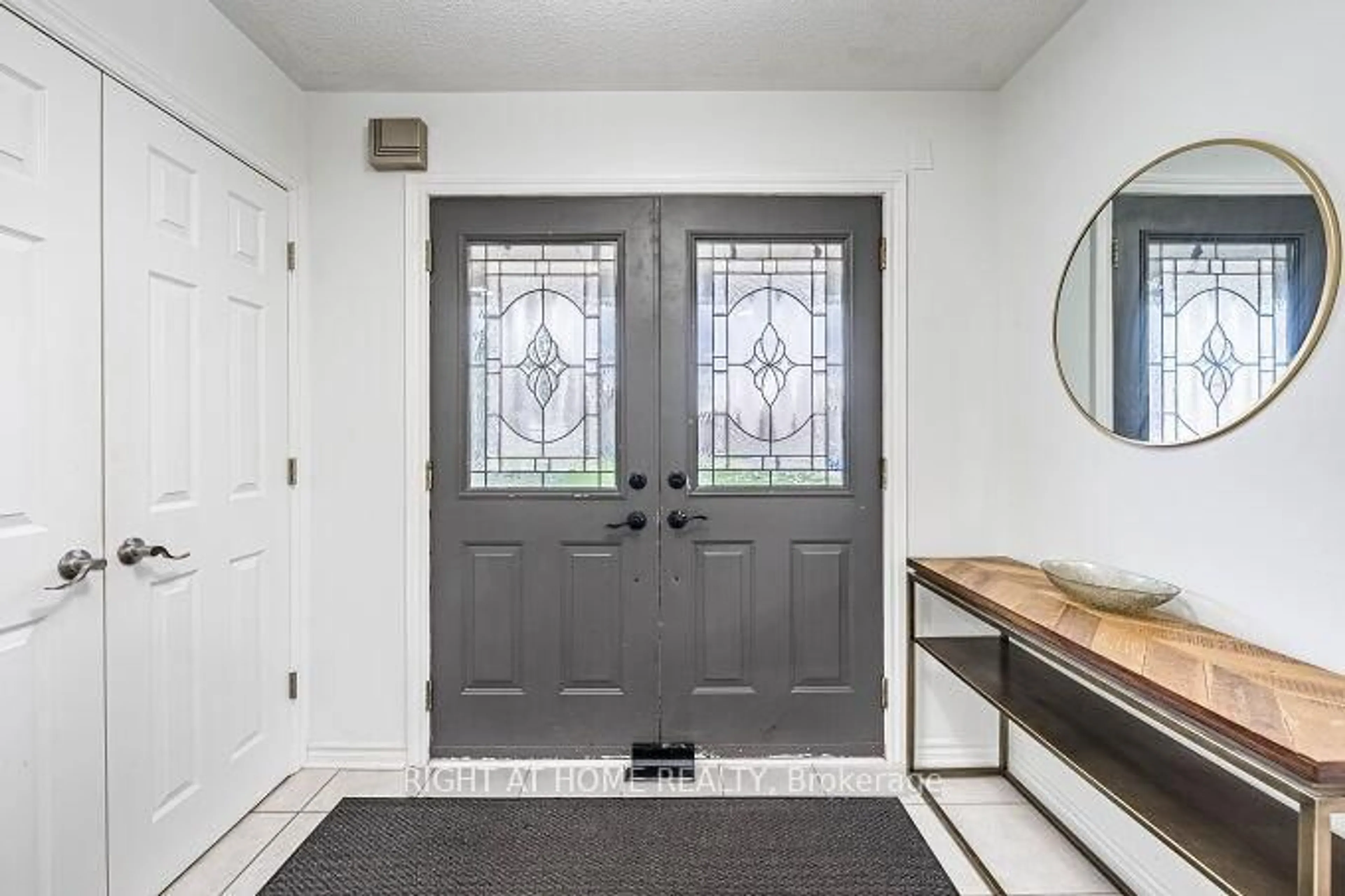 Indoor entryway for 2 Catherwood Lane, Clarington Ontario L1B 1C1