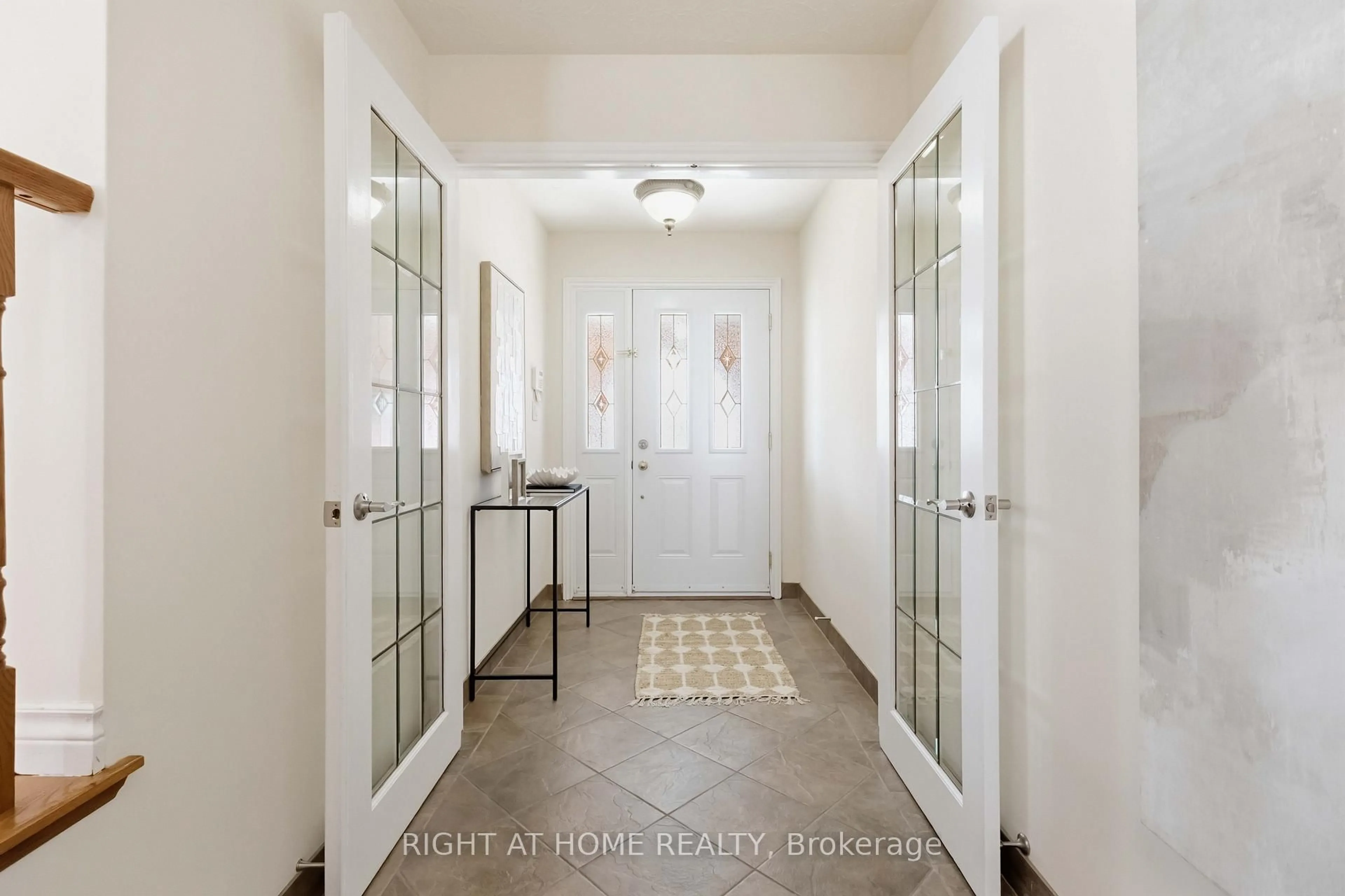 Indoor entryway for 313 Preston Dr, Oshawa Ontario L1J 6Y6