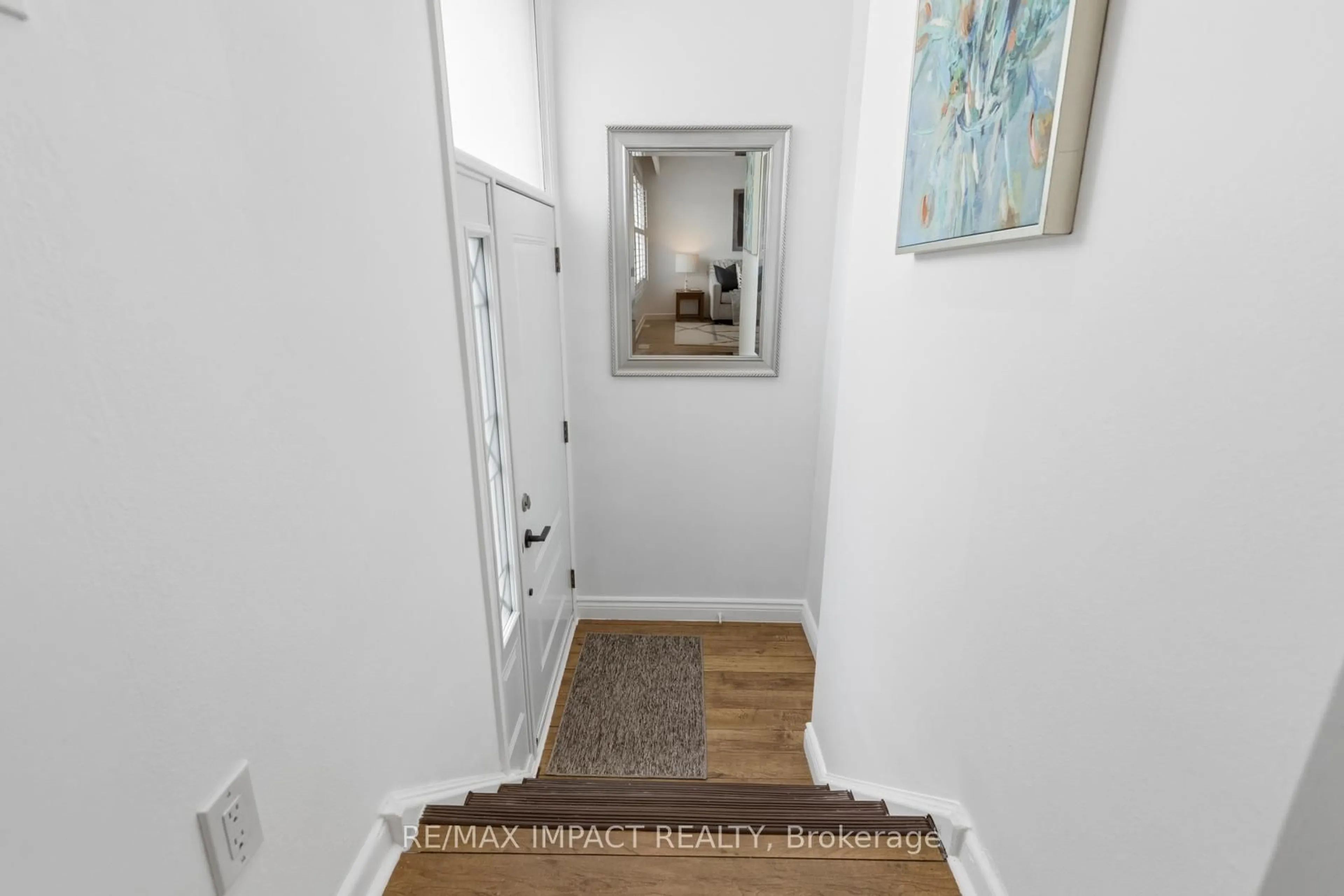 Indoor entryway for 918 McCullough Dr, Whitby Ontario L1N 1C6