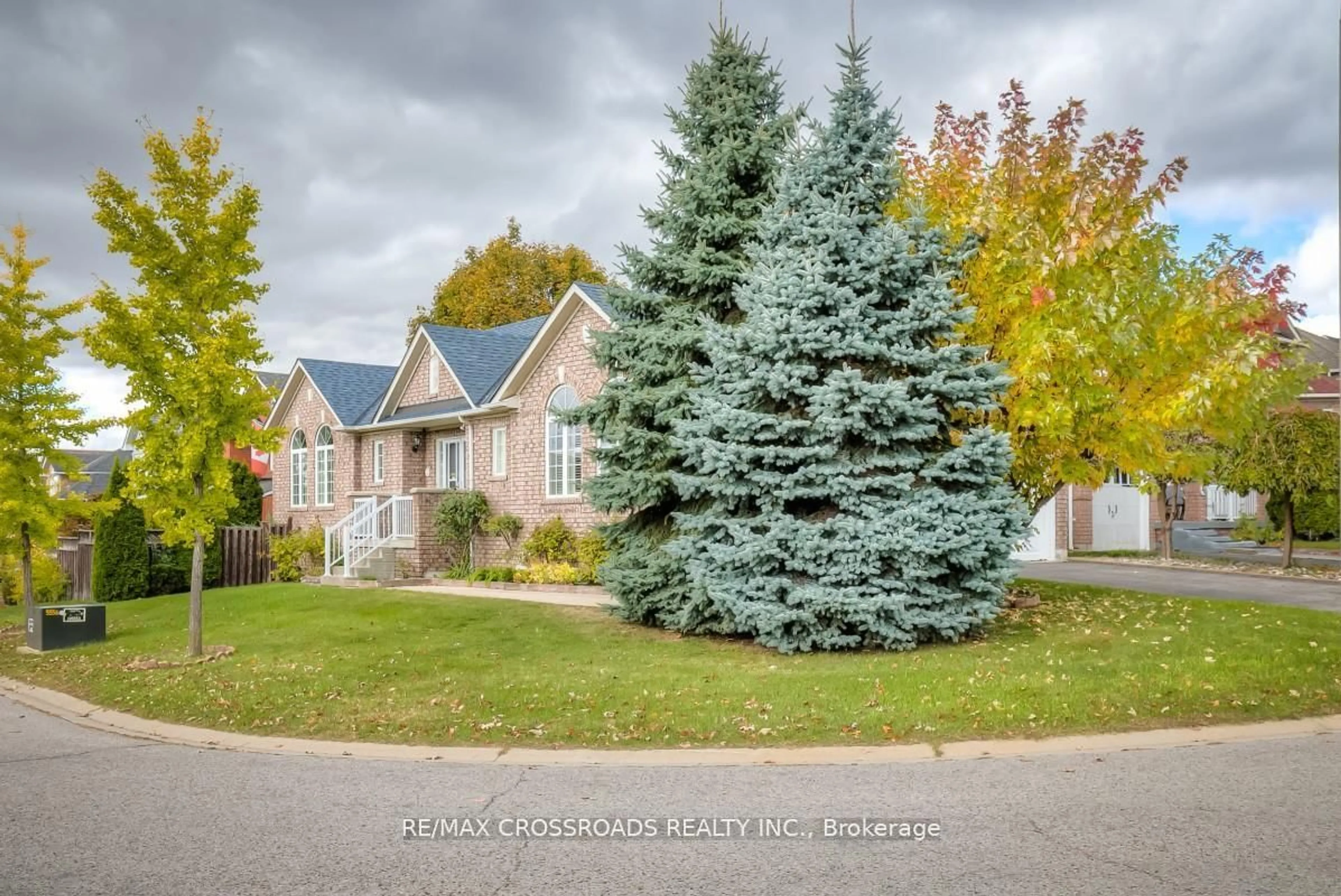A pic from outside/outdoor area/front of a property/back of a property/a pic from drone, street for 26 Lurosa Cres, Whitby Ontario L1R 3A9