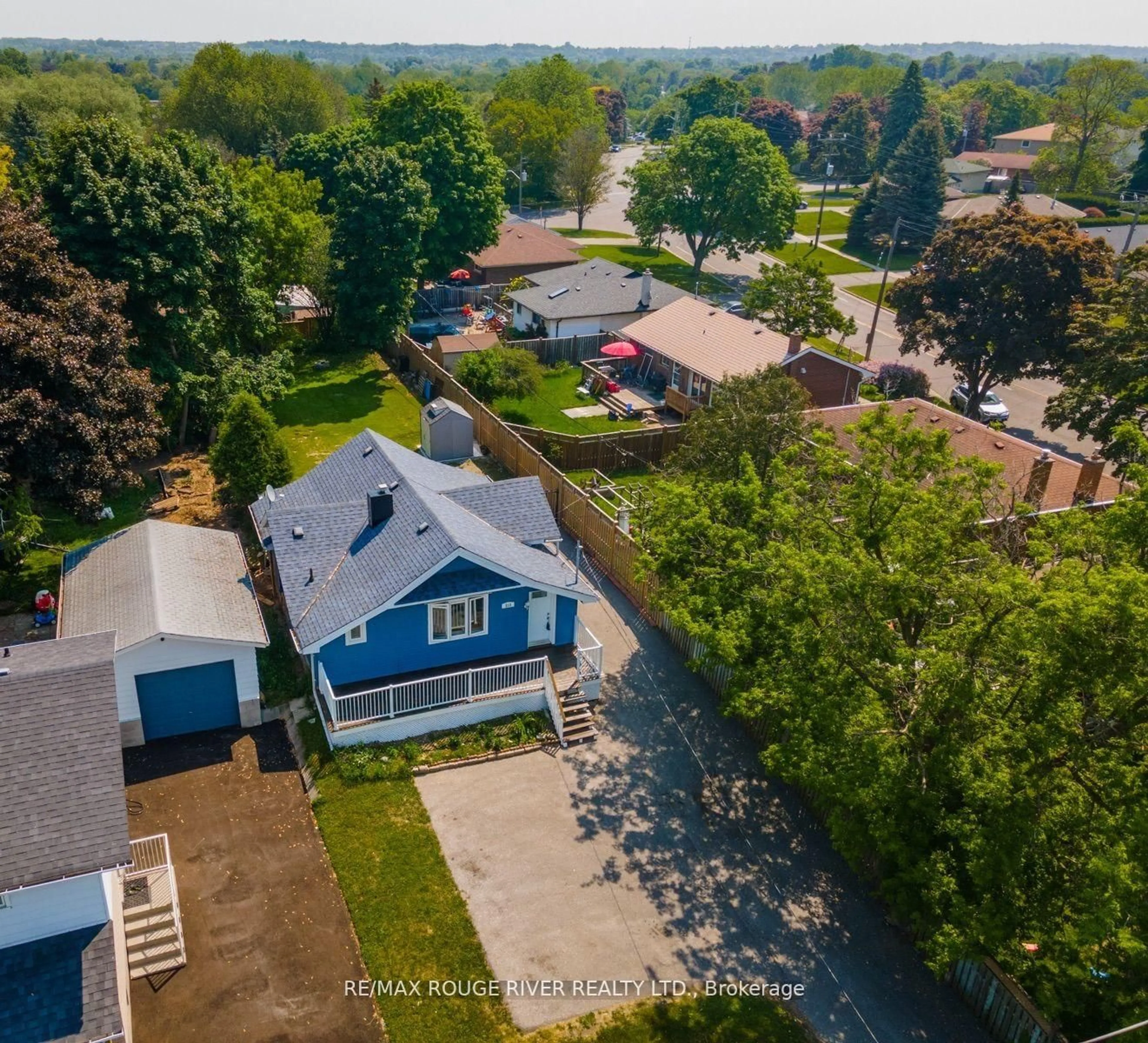 A pic from outside/outdoor area/front of a property/back of a property/a pic from drone, street for 513 Ritson Rd, Oshawa Ontario L1G 5R4