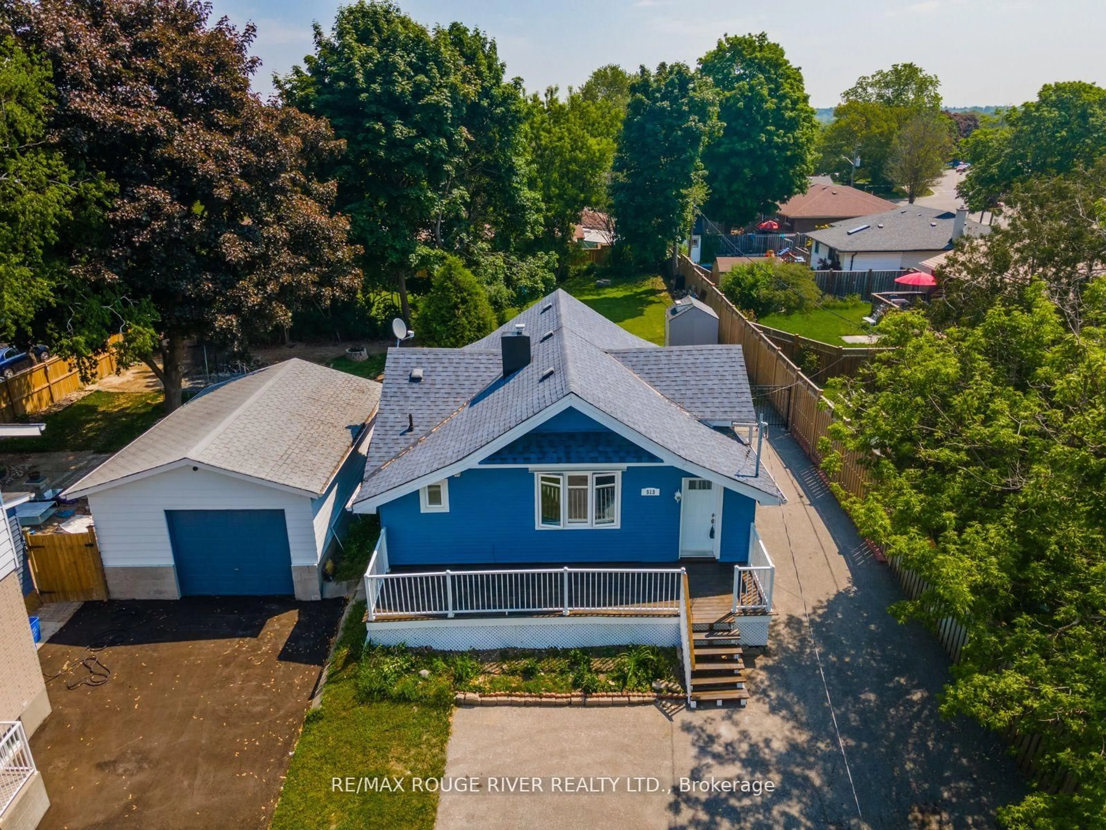 A pic from outside/outdoor area/front of a property/back of a property/a pic from drone, street for 513 Ritson Rd, Oshawa Ontario L1G 5R4