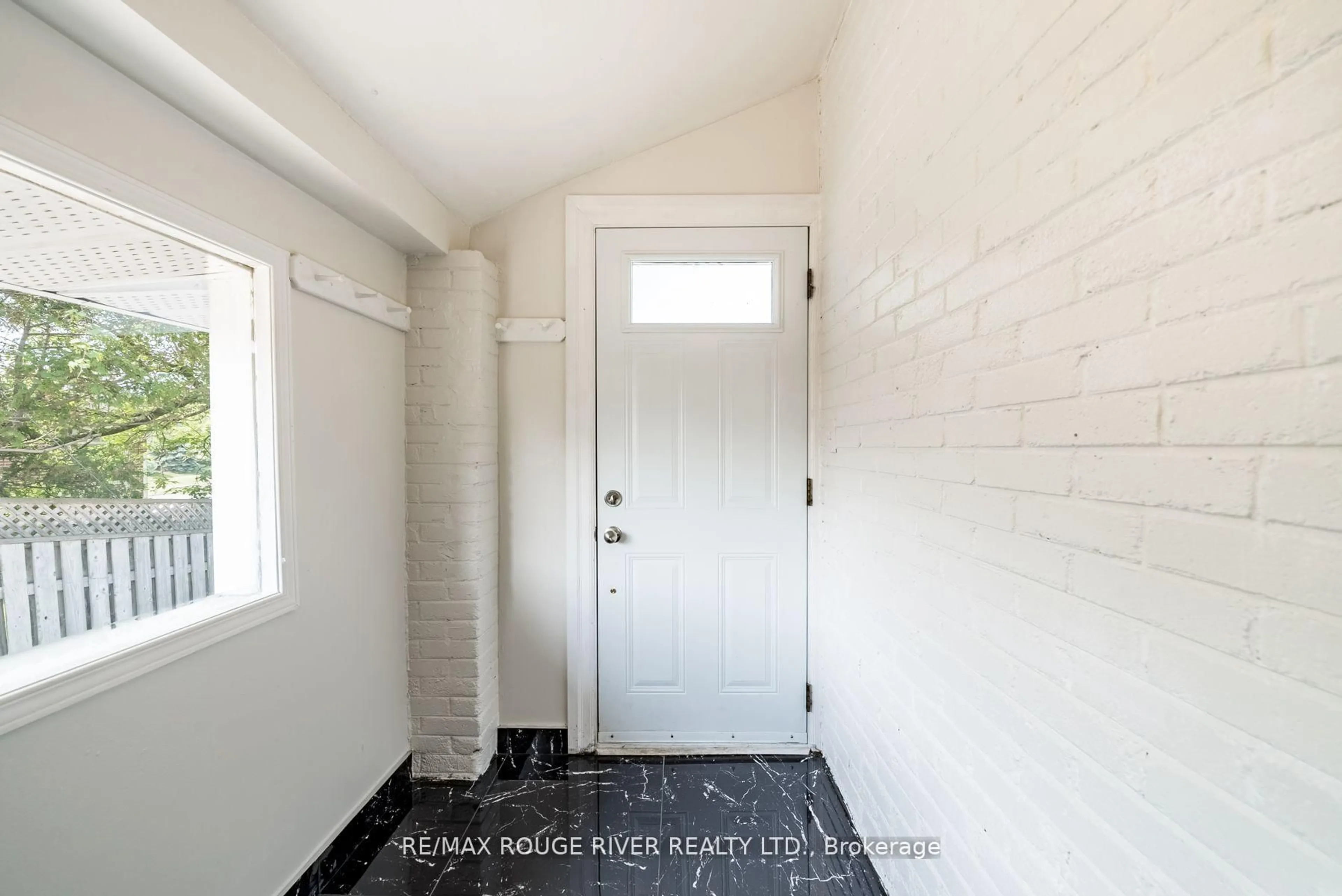 Indoor entryway for 513 Ritson Rd, Oshawa Ontario L1G 5R4