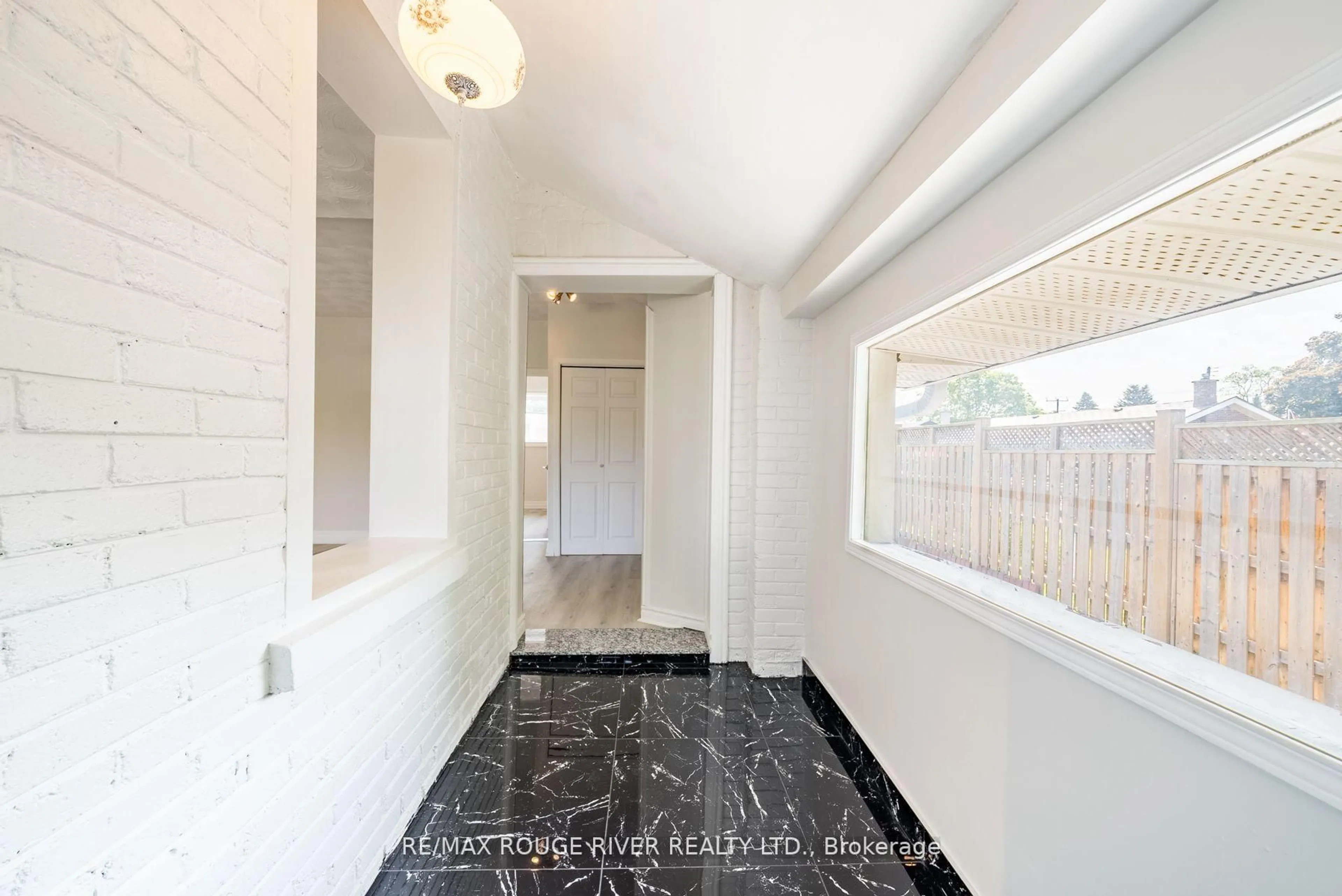 Indoor entryway for 513 Ritson Rd, Oshawa Ontario L1G 5R4