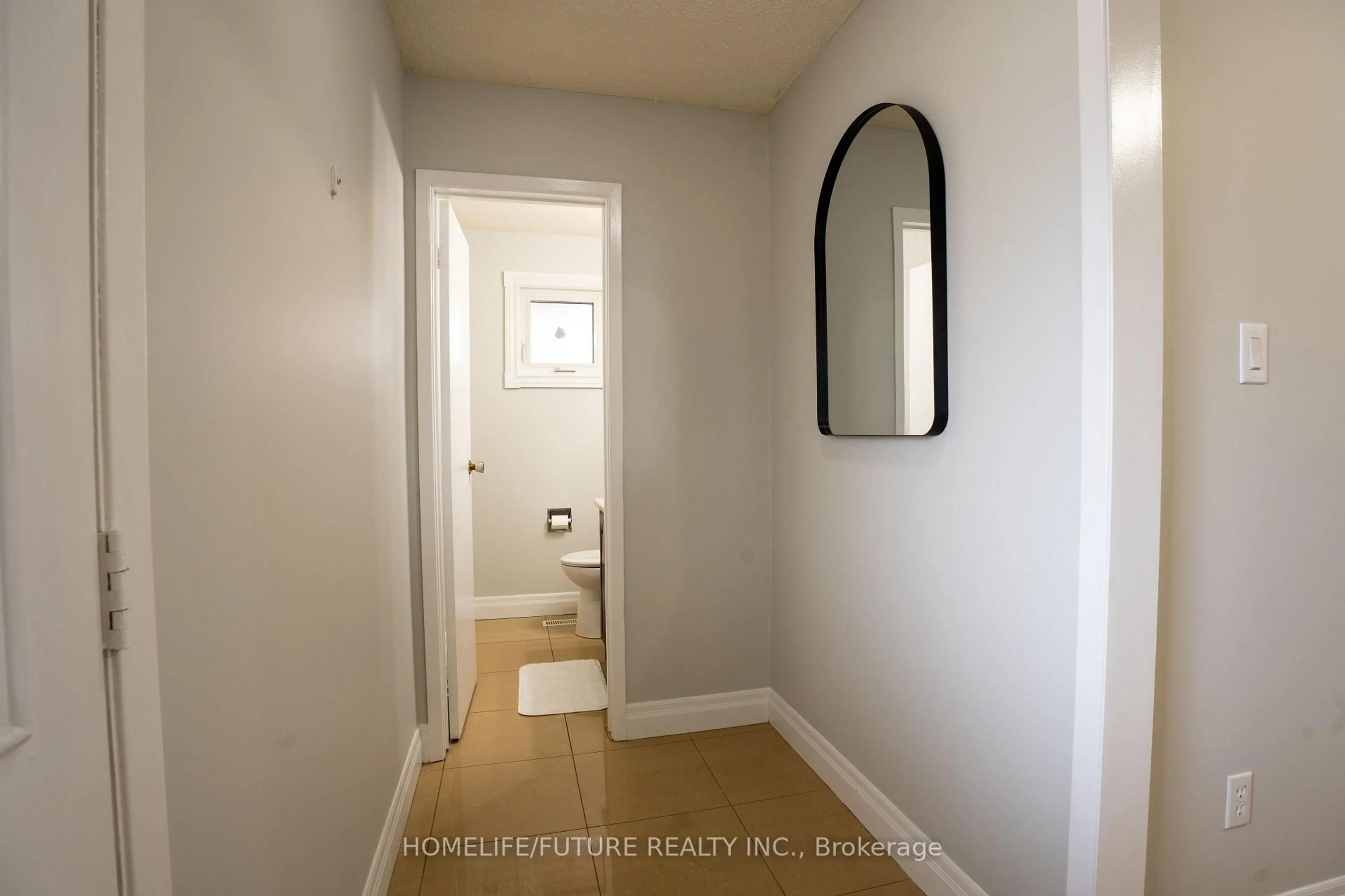 Indoor entryway for 25 Shady Hollow Dr, Toronto Ontario M1V 2X3