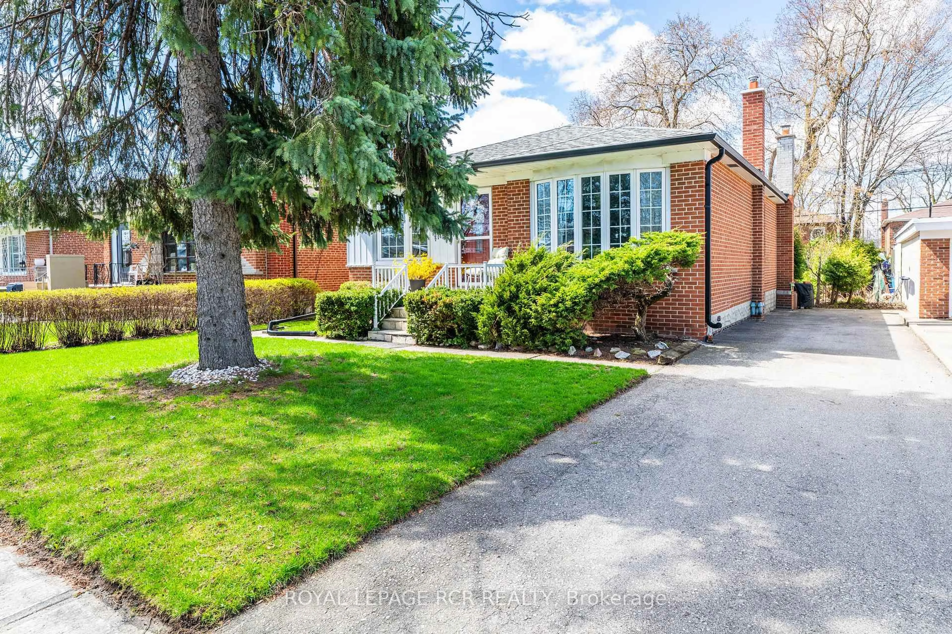Home with brick exterior material, street for 32 Beacon Rd, Toronto Ontario M1P 1G7