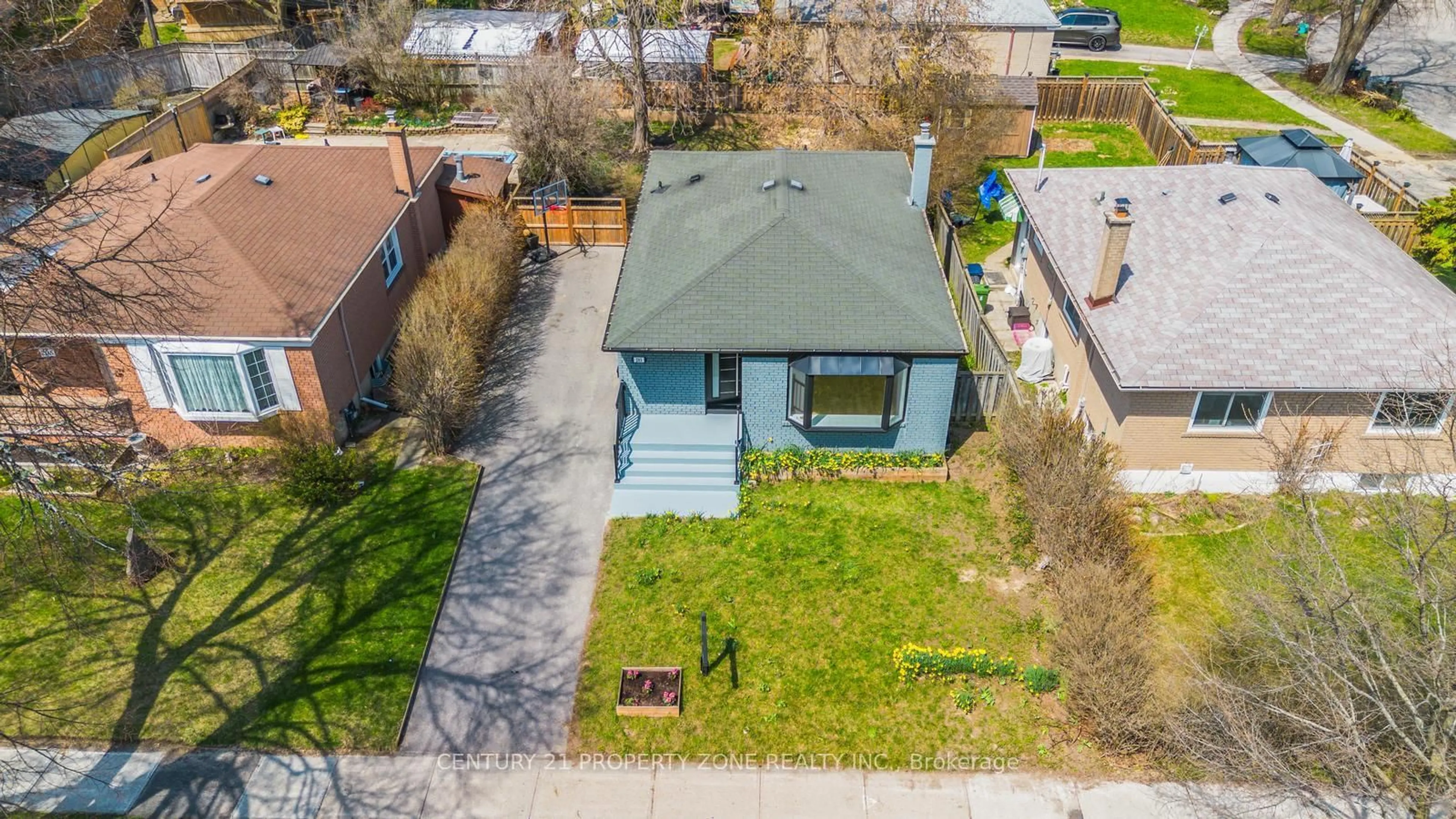A pic from outside/outdoor area/front of a property/back of a property/a pic from drone, street for 203 Toynbee Tr, Toronto Ontario M1E 1G8
