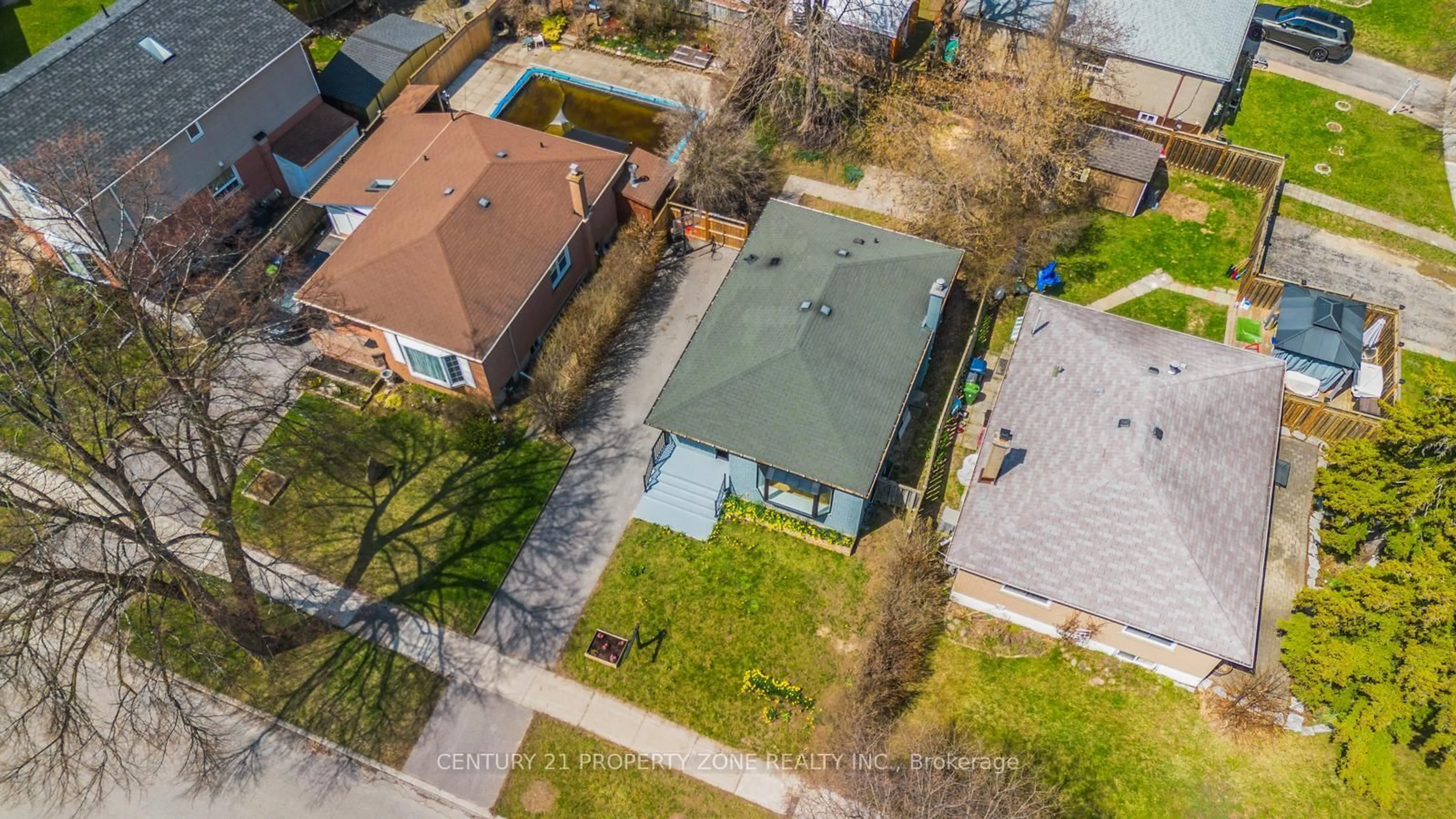 A pic from outside/outdoor area/front of a property/back of a property/a pic from drone, street for 203 Toynbee Tr, Toronto Ontario M1E 1G8