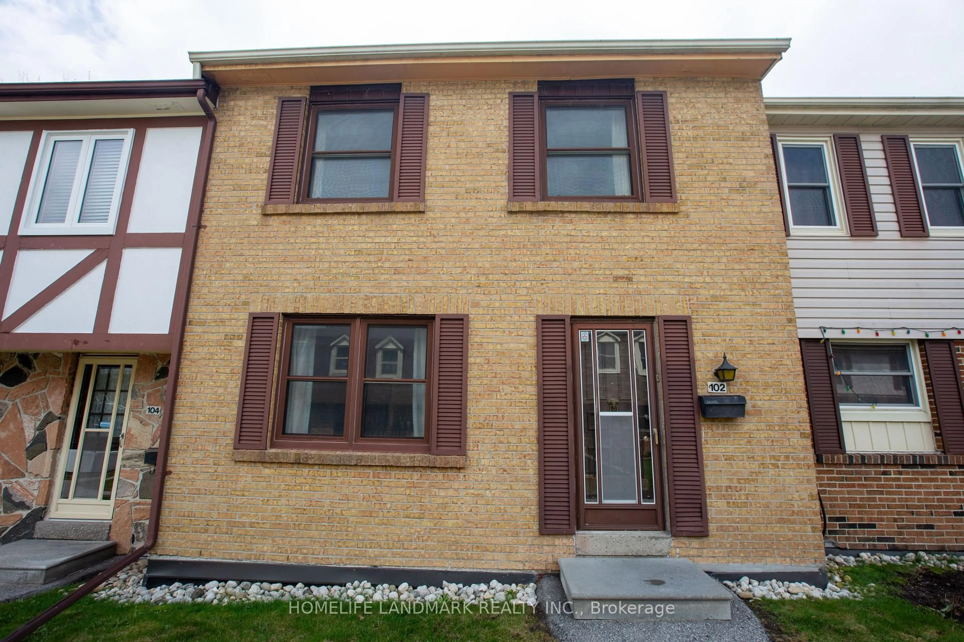 Home with brick exterior material, street for 91 L'amoreaux Dr #102, Toronto Ontario M1W 2J8