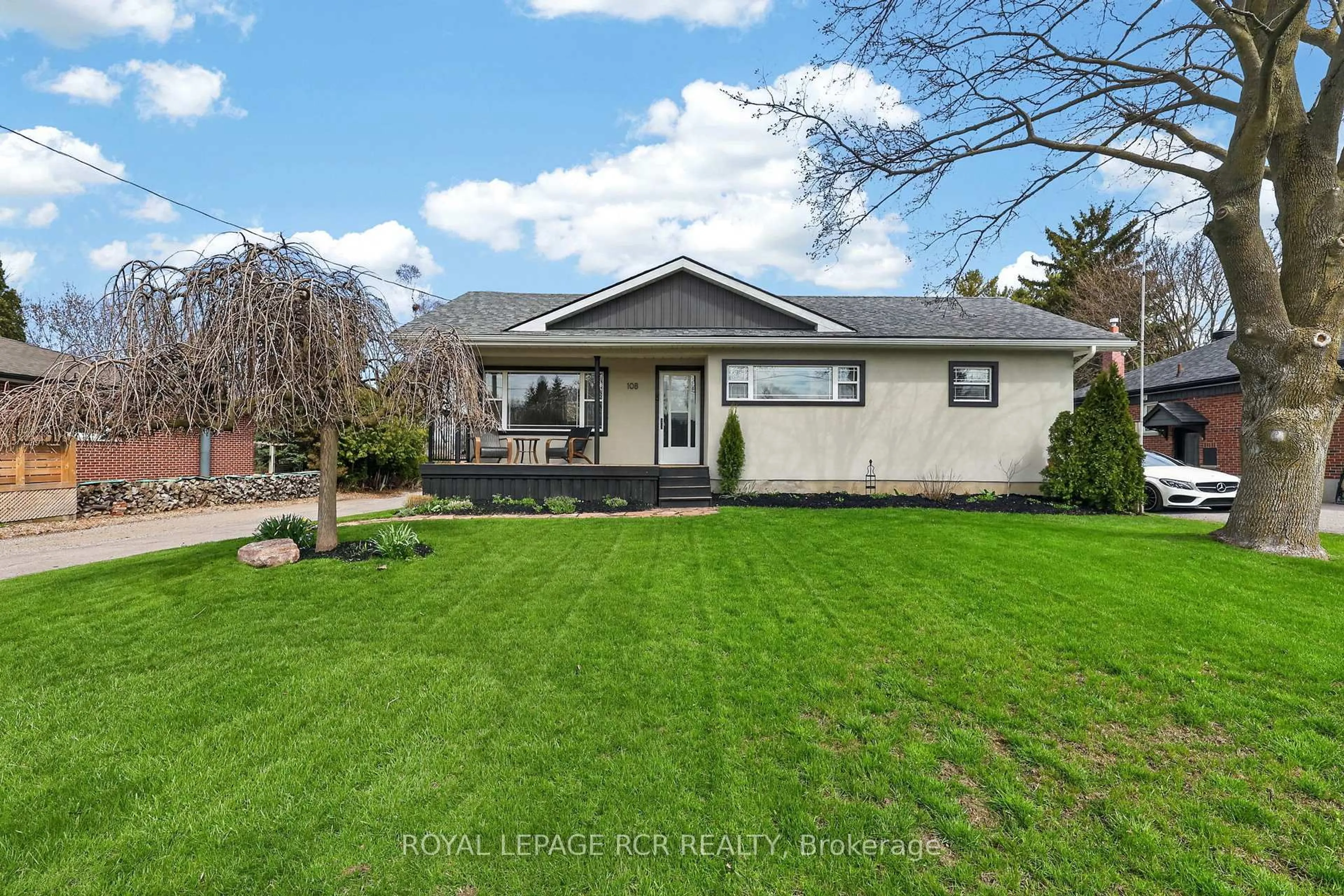 A pic from outside/outdoor area/front of a property/back of a property/a pic from drone, street for 108 Allan St, Whitby Ontario L1N 3S7