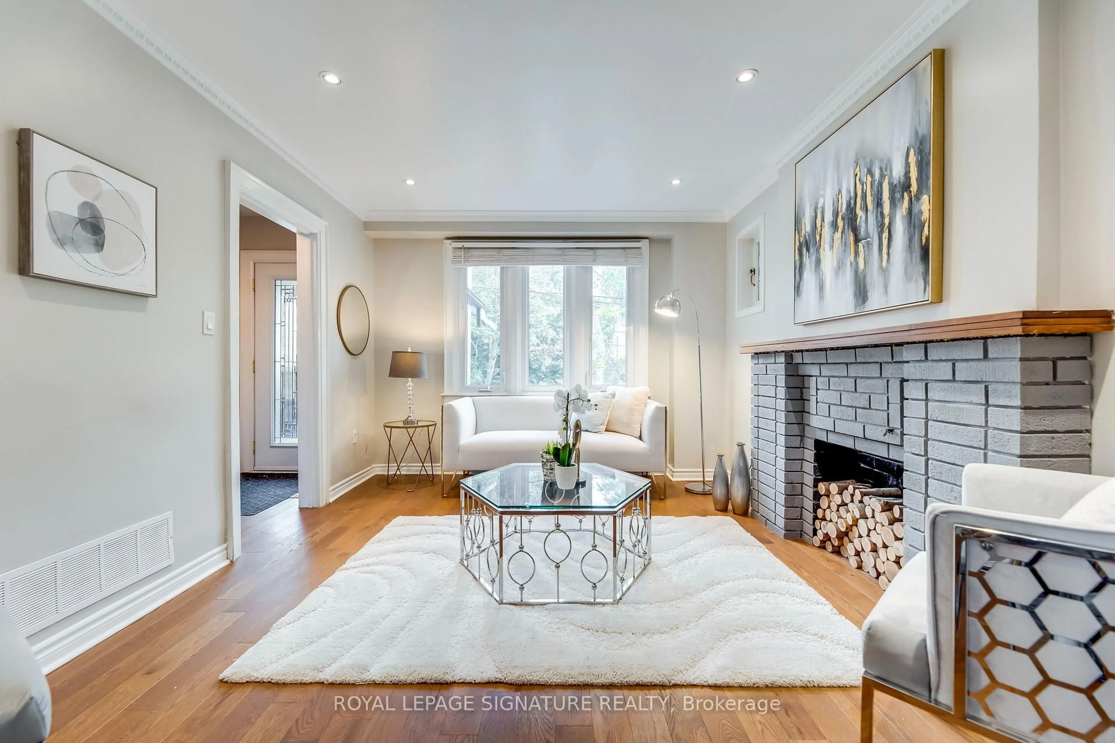 Living room with furniture, unknown for 118 Blantyre Ave, Toronto Ontario M1N 2R5