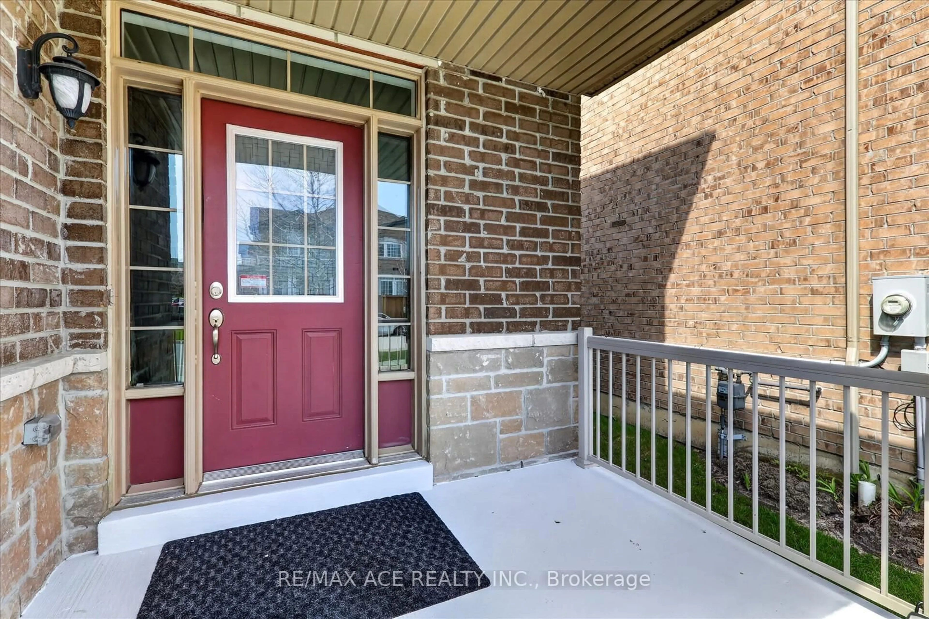 Indoor entryway for 1034 Byron St, Whitby Ontario L1N 0E5
