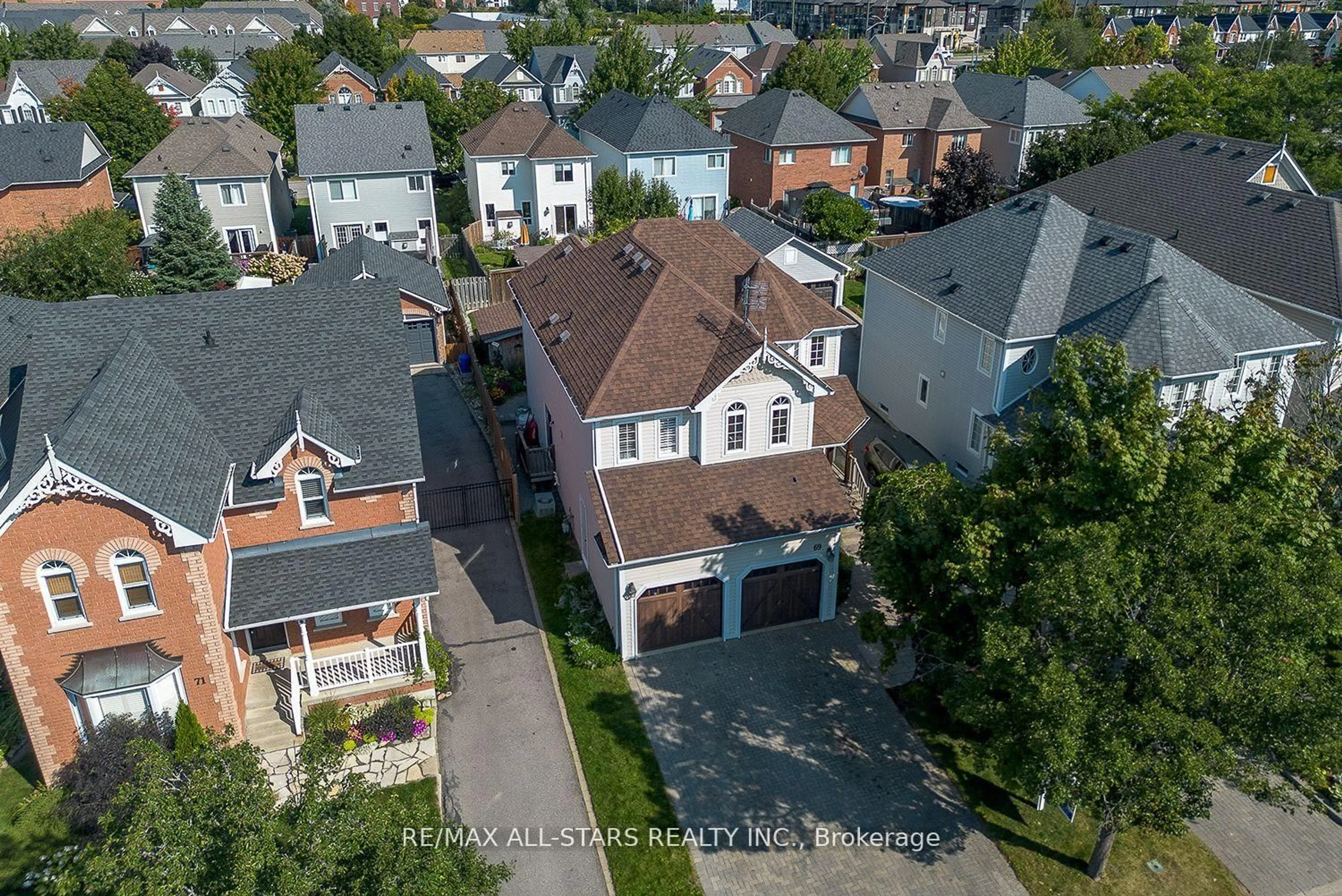 A pic from outside/outdoor area/front of a property/back of a property/a pic from drone, street for 69 Matthewson Pl, Whitby Ontario L1M 1H4